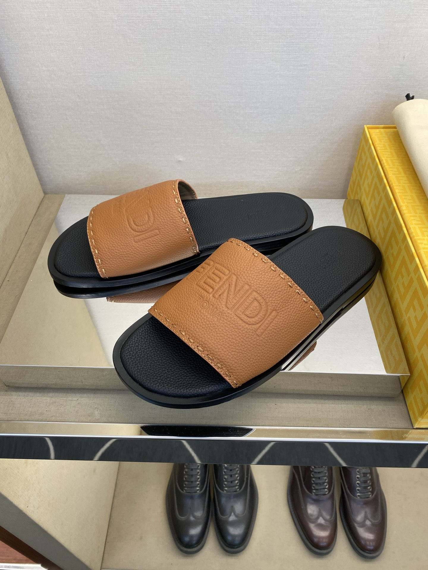 ⚠️【F E N D*】⚠️高品质,顶尖工艺品⚠️男士真皮底拖鞋⚠️正码:39-44,38 45 46订 ⚠️【F E N D*】⚠️高品质,顶尖工艺品⚠️男士真皮底拖鞋⚠️正码:39-44,38 45 46订