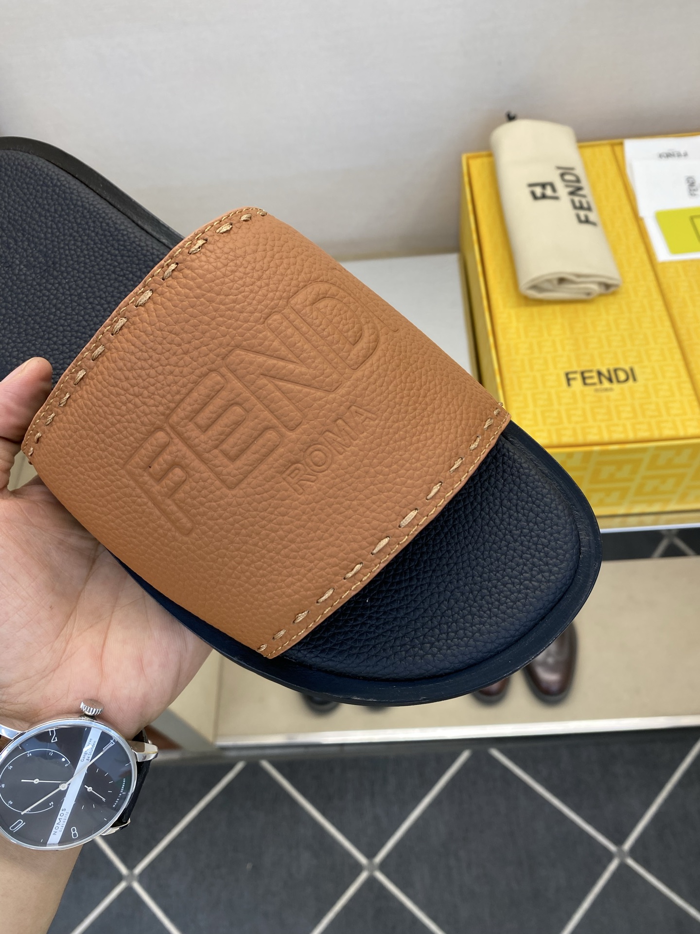 ⚠️【F E N D*】⚠️高品质,顶尖工艺品⚠️男士真皮底拖鞋⚠️正码:39-44,38 45 46订 ⚠️【F E N D*】⚠️高品质,顶尖工艺品⚠️男士真皮底拖鞋⚠️正码:39-44,38 45 46订