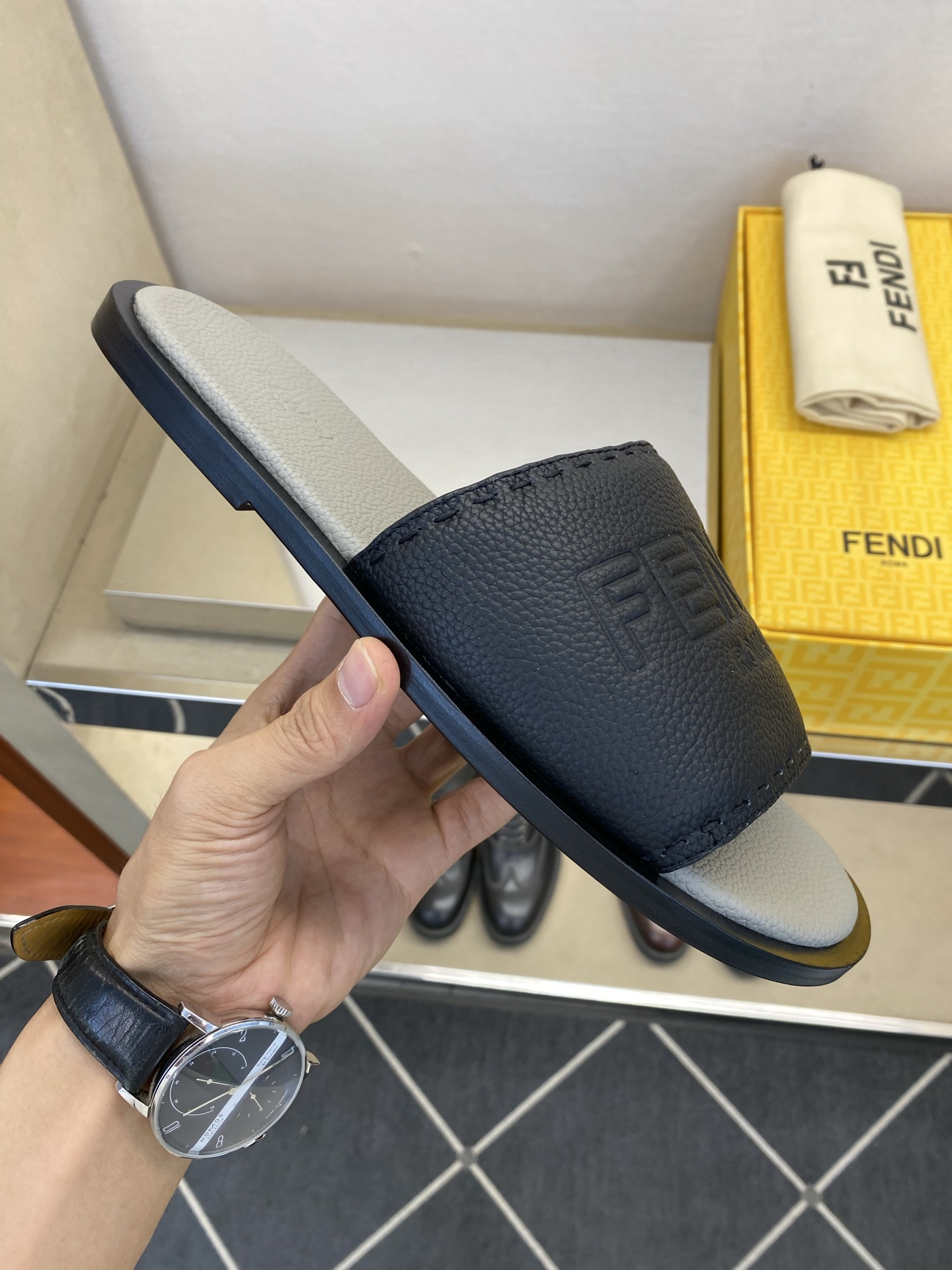 ⚠️【F E N D*】⚠️高品质,顶尖工艺品⚠️男士真皮底拖鞋⚠️正码:39-44,38 45 46订 ⚠️【F E N D*】⚠️高品质,顶尖工艺品⚠️男士真皮底拖鞋⚠️正码:39-44,38 45 46订