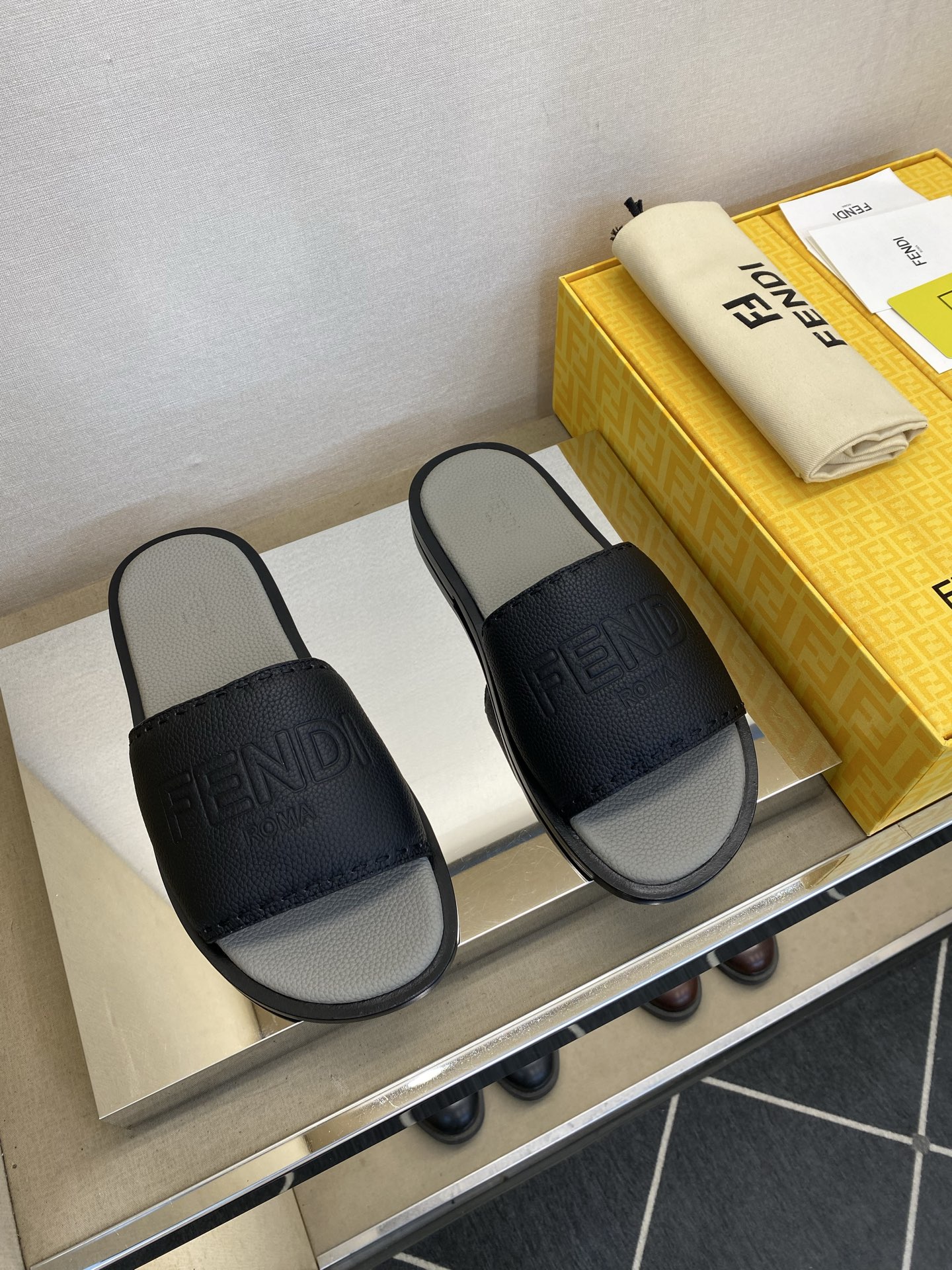 ⚠️【F E N D＊】⚠️高品质，顶尖工艺品⚠️男士真皮底拖鞋⚠️正码：39－44，38 45 46订