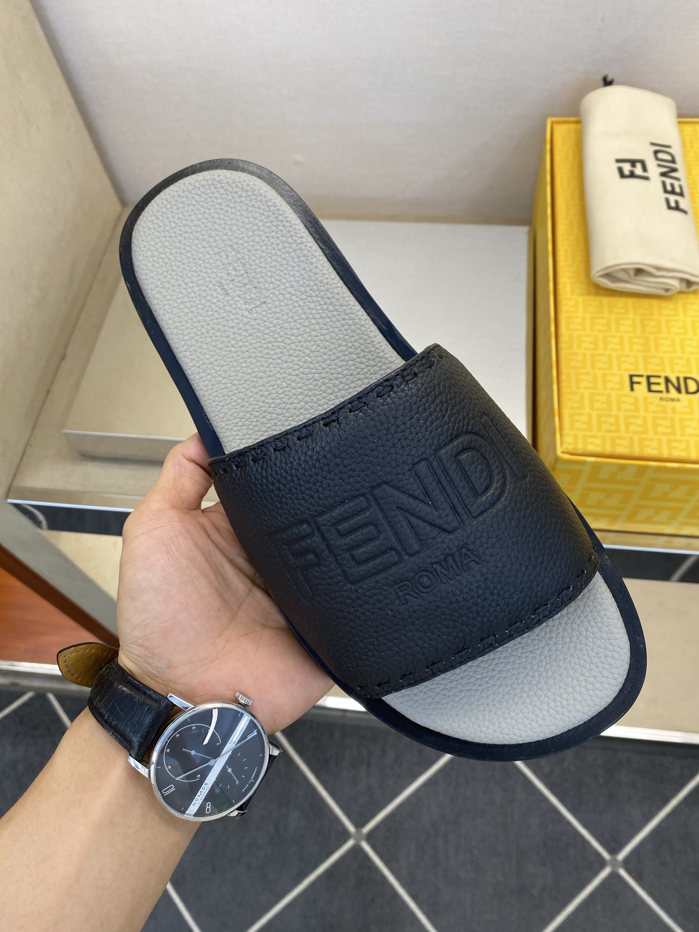 ⚠️【F E N D*】⚠️高品质,顶尖工艺品⚠️男士真皮底拖鞋⚠️正码:39-44,38 45 46订 ⚠️【F E N D*】⚠️高品质,顶尖工艺品⚠️男士真皮底拖鞋⚠️正码:39-44,38 45 46订