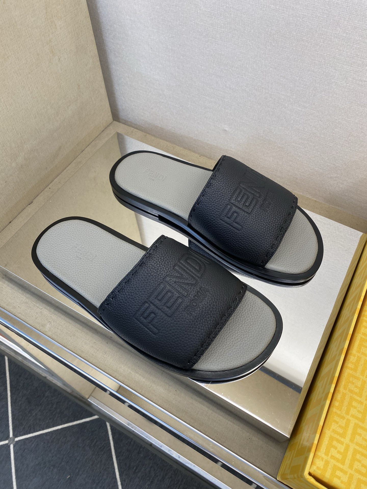 ⚠️【F E N D*】⚠️高品质,顶尖工艺品⚠️男士真皮底拖鞋⚠️正码:39-44,38 45 46订 ⚠️【F E N D*】⚠️高品质,顶尖工艺品⚠️男士真皮底拖鞋⚠️正码:39-44,38 45 46订