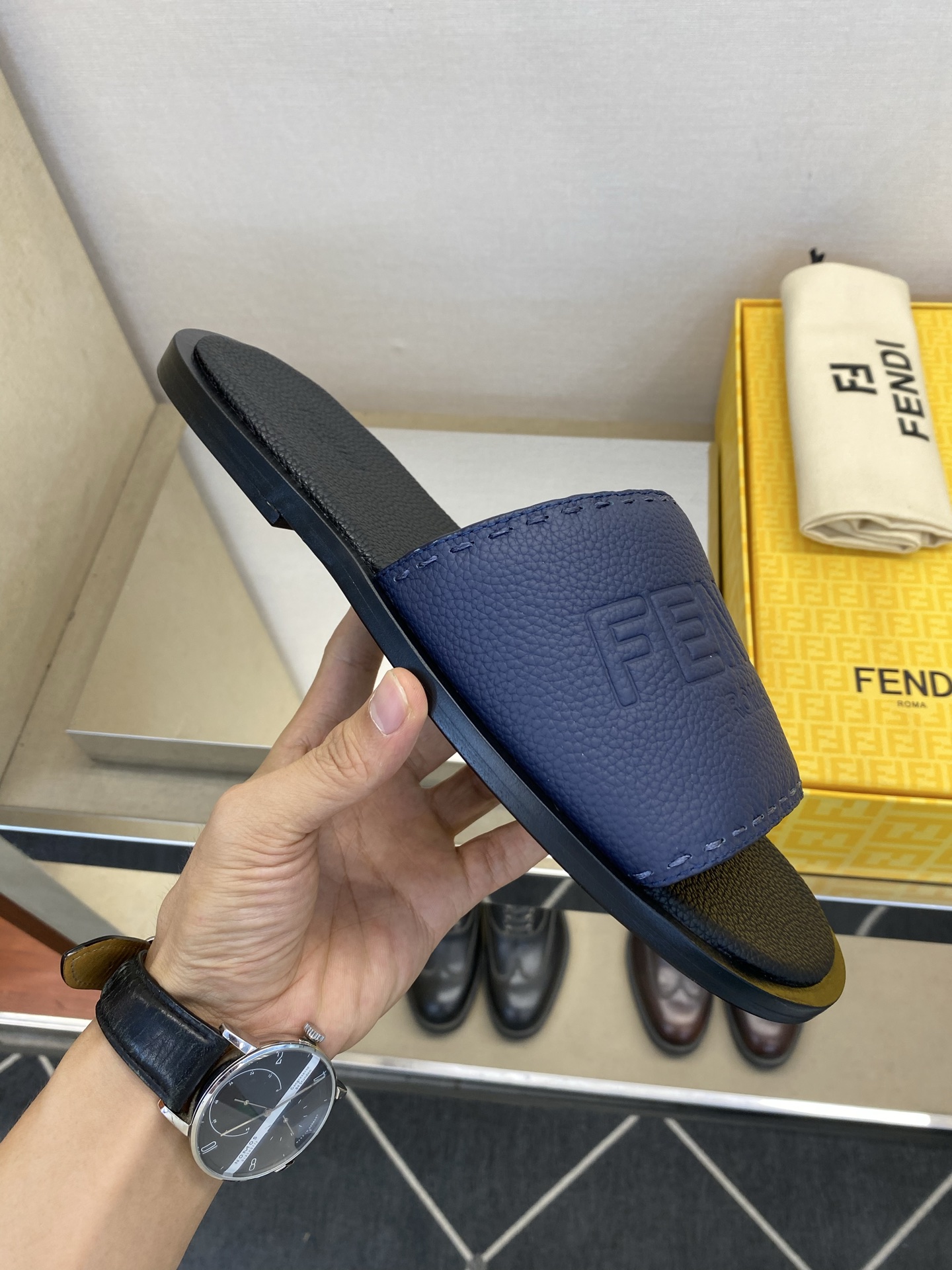⚠️【F E N D*】⚠️高品质,顶尖工艺品⚠️男士真皮底拖鞋⚠️正码:39-44,38 45 46订 ⚠️【F E N D*】⚠️高品质,顶尖工艺品⚠️男士真皮底拖鞋⚠️正码:39-44,38 45 46订
