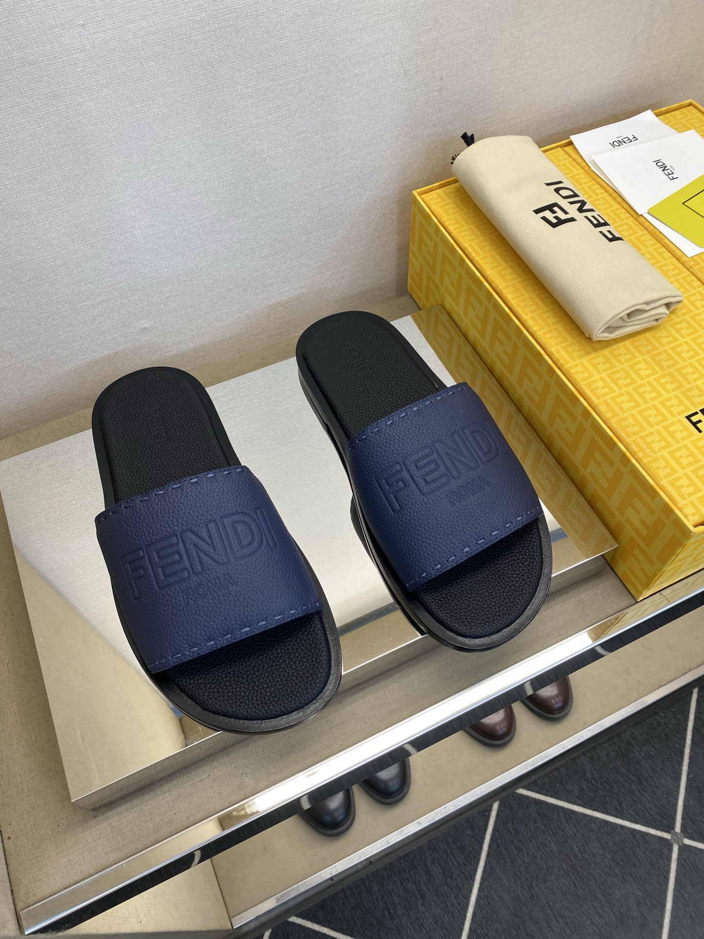 ⚠️【F E N D＊】⚠️高品质，顶尖工艺品⚠️男士真皮底拖鞋⚠️正码：39－44，38 45 46订