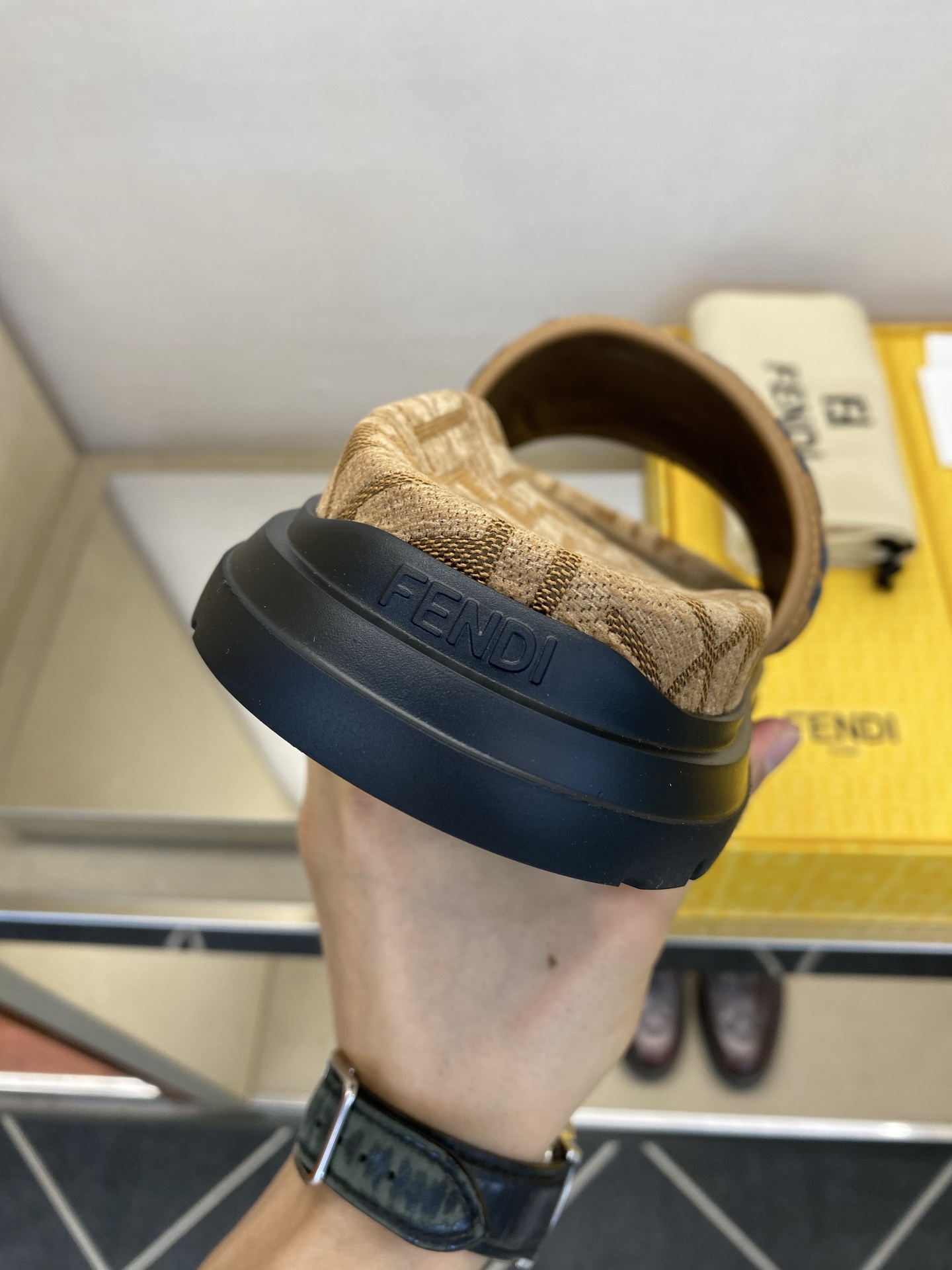 ⚠️【F E N D＊】⚠️高品质，顶尖工艺品⚠️男士拖鞋⚠️正码：39－44，38 45 46订制⚠最