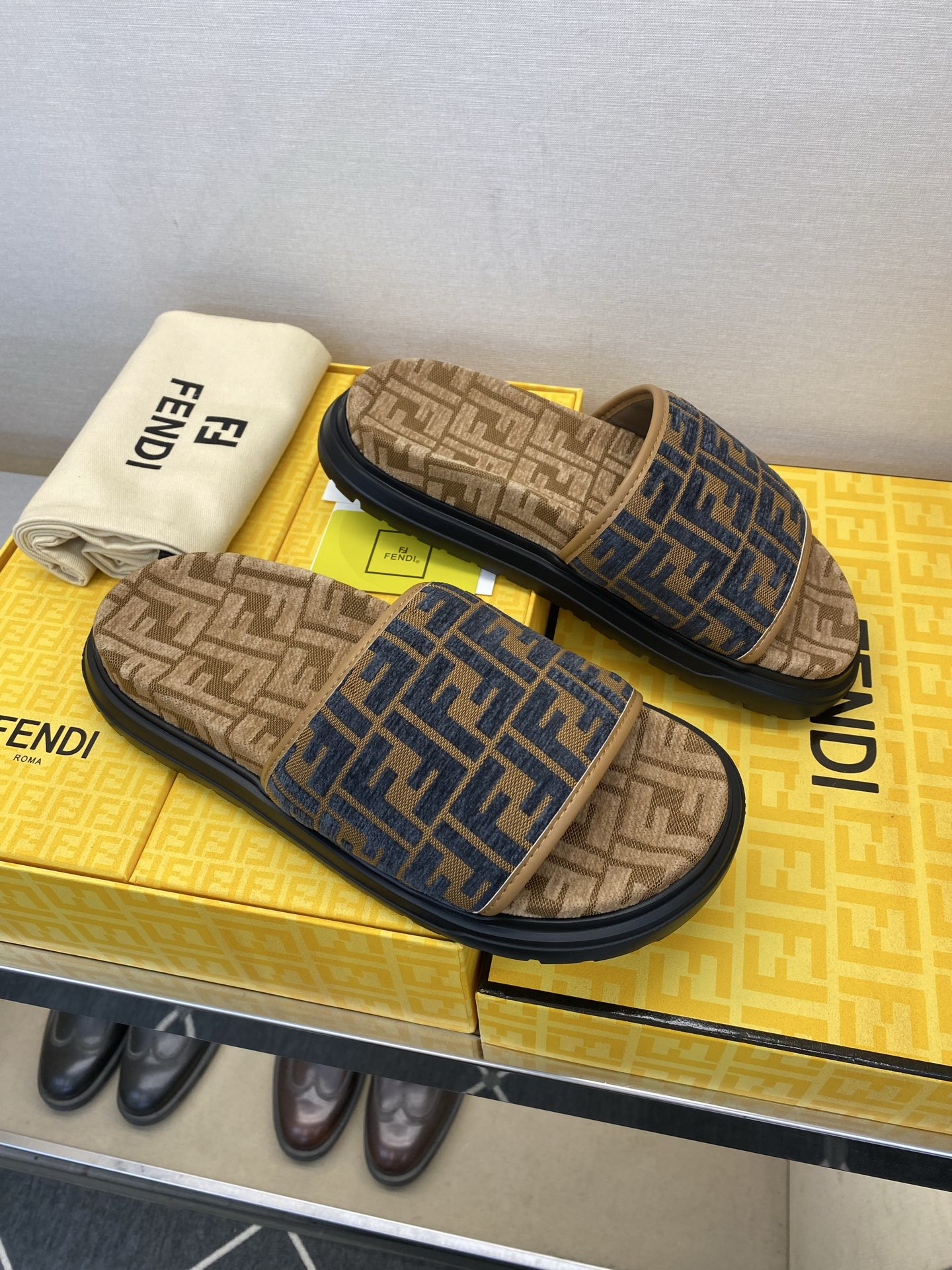 ⚠️【F E N D＊】⚠️高品质，顶尖工艺品⚠️男士拖鞋⚠️正码：39－44，38 45 46订制⚠最