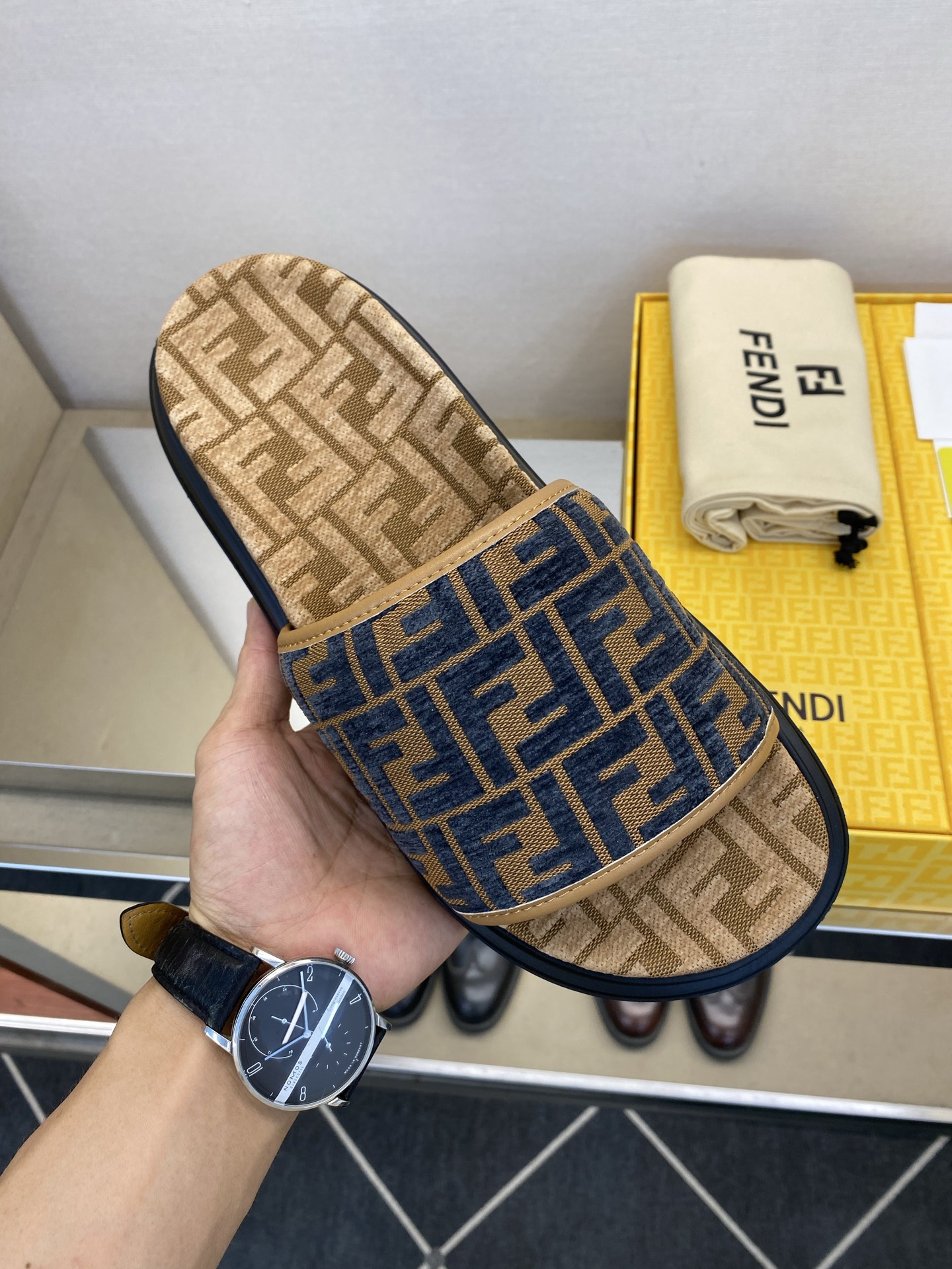 ⚠️【F E N D＊】⚠️高品质，顶尖工艺品⚠️男士拖鞋⚠️正码：39－44，38 45 46订制⚠最