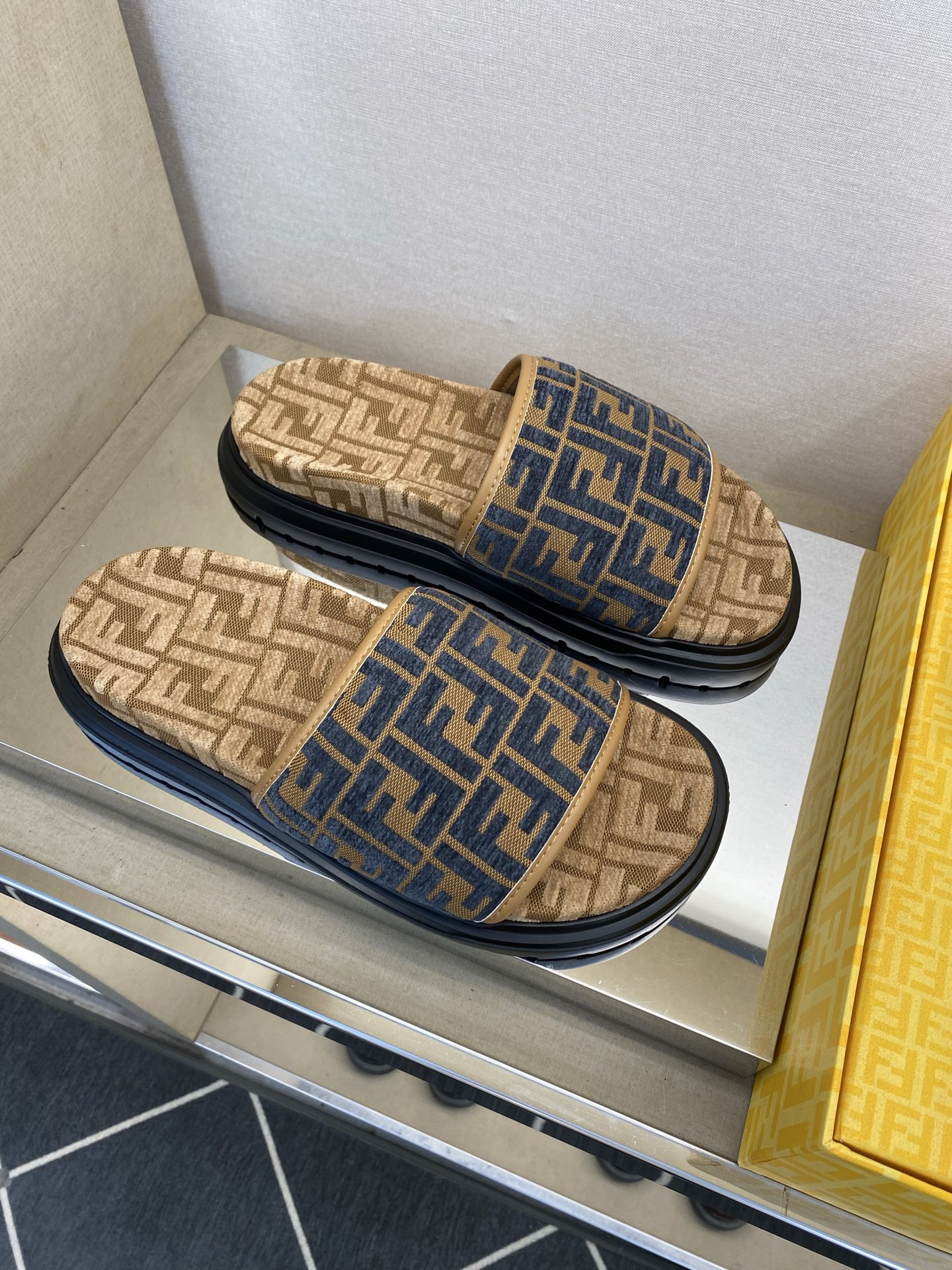 ⚠️【F E N D＊】⚠️高品质，顶尖工艺品⚠️男士拖鞋⚠️正码：39－44，38 45 46订制⚠最