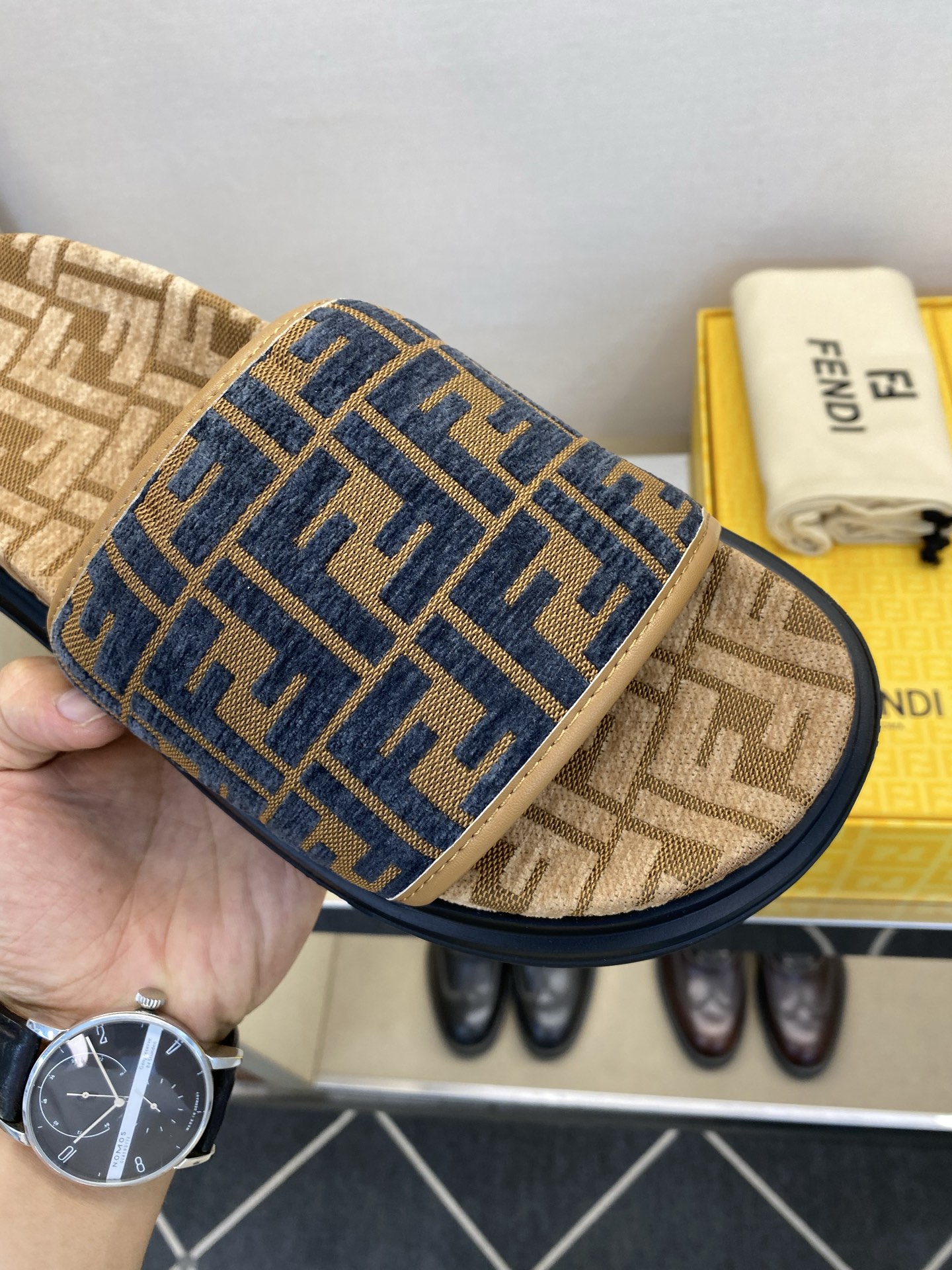 ⚠️【F E N D＊】⚠️高品质，顶尖工艺品⚠️男士拖鞋⚠️正码：39－44，38 45 46订制⚠最
