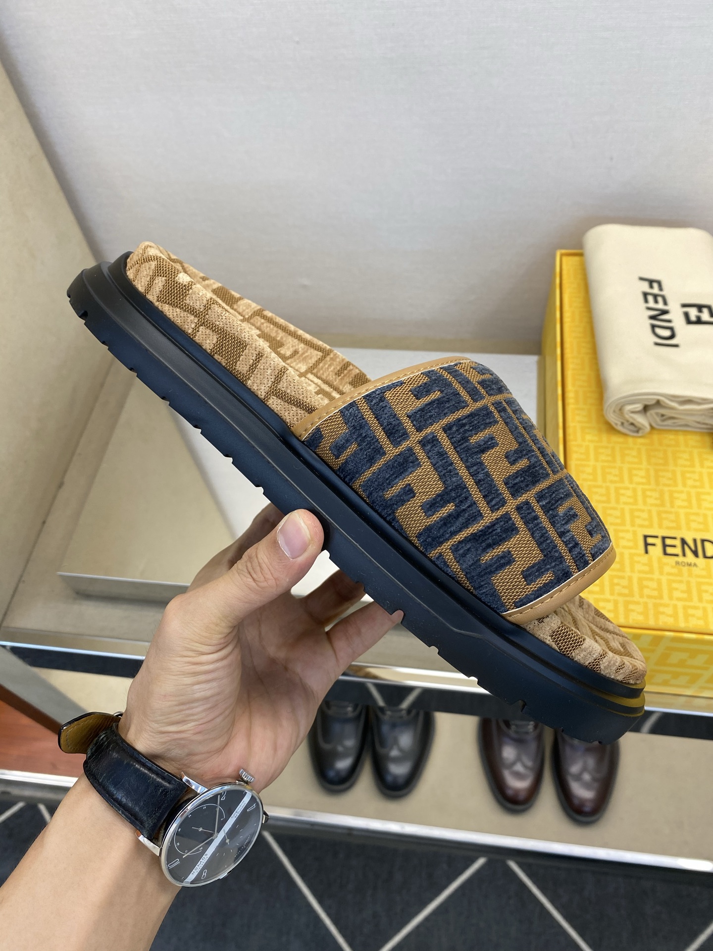 ⚠️【F E N D＊】⚠️高品质，顶尖工艺品⚠️男士拖鞋⚠️正码：39－44，38 45 46订制⚠最