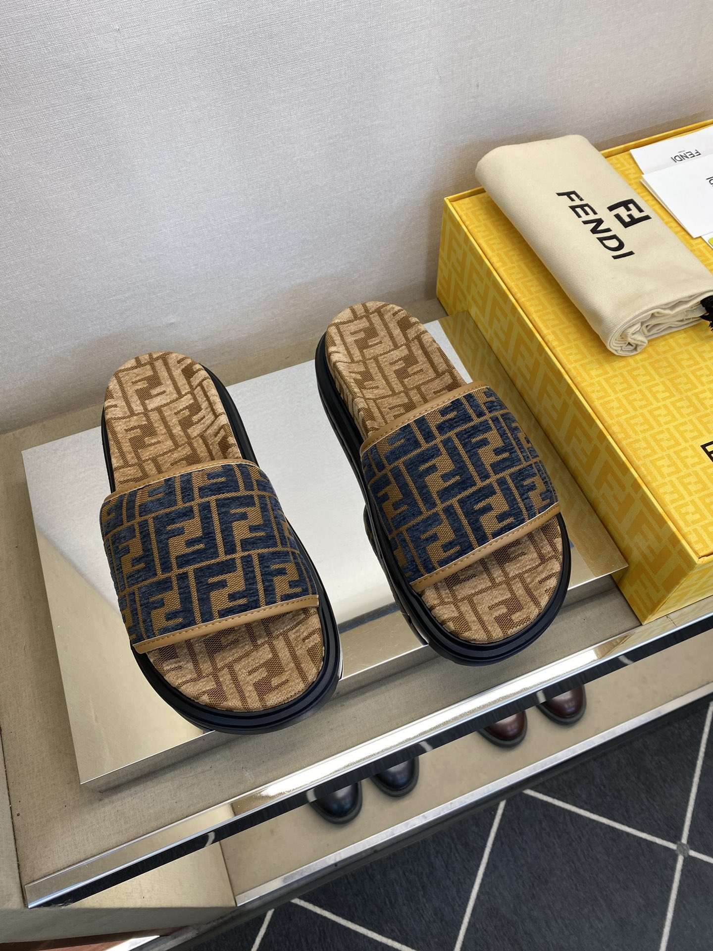 ⚠️【F E N D＊】⚠️高品质，顶尖工艺品⚠️男士拖鞋⚠️正码：39－44，38 45 46订制⚠最
