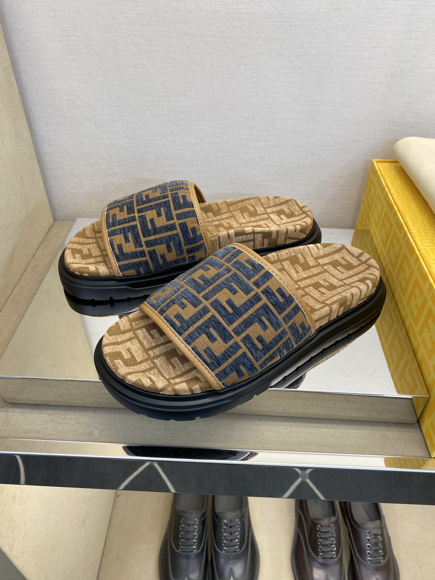 ⚠️【F E N D＊】⚠️高品质，顶尖工艺品⚠️男士拖鞋⚠️正码：39－44，38 45 46订制⚠最