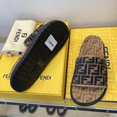 ⚠️【F E N D*】⚠️高品质,顶尖工艺品⚠️男士拖鞋⚠️正码:39-44,38 45 46订制⚠最 ⚠️【F E N D*】⚠️高品质,顶尖工艺品⚠️男士拖鞋⚠️正码:39-44,38 45 46订制⚠最