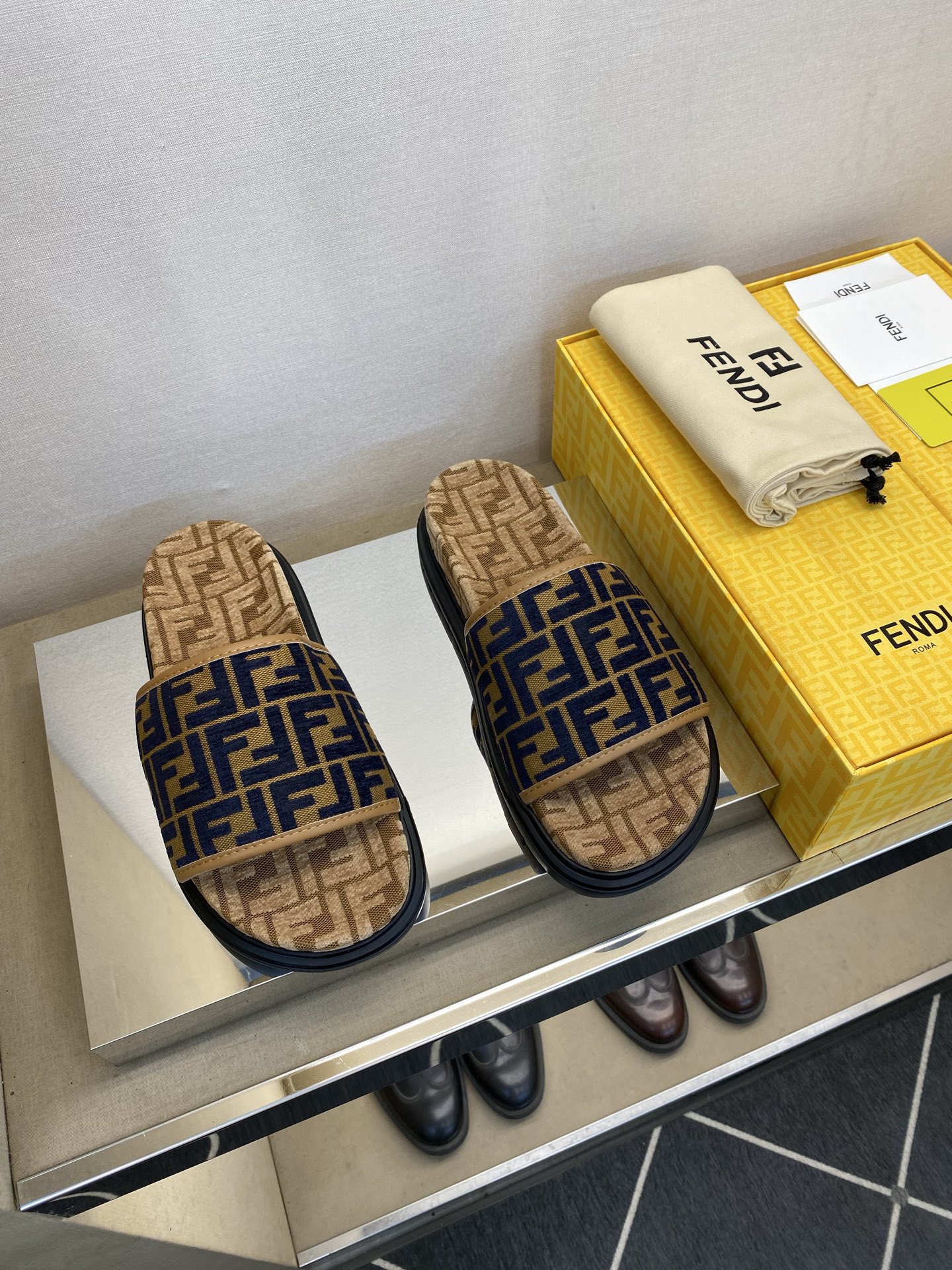 ⚠️【F E N D＊】⚠️高品质，顶尖工艺品⚠️男士拖鞋⚠️正码：39－44，38 45 46订制⚠最