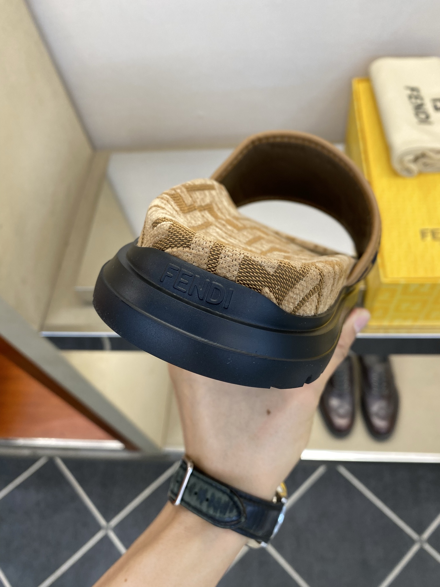 ⚠️【F E N D*】⚠️高品质,顶尖工艺品⚠️男士拖鞋⚠️正码:39-44,38 45 46订制⚠最 ⚠️【F E N D*】⚠️高品质,顶尖工艺品⚠️男士拖鞋⚠️正码:39-44,38 45 46订制⚠最