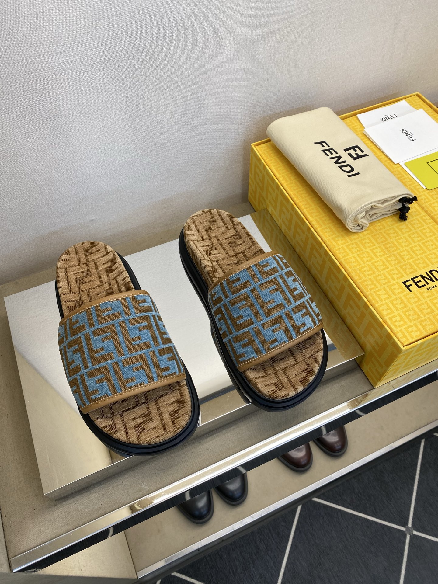 ⚠️【F E N D＊】⚠️高品质，顶尖工艺品⚠️男士拖鞋⚠️正码：39－44，38 45 46订制⚠最