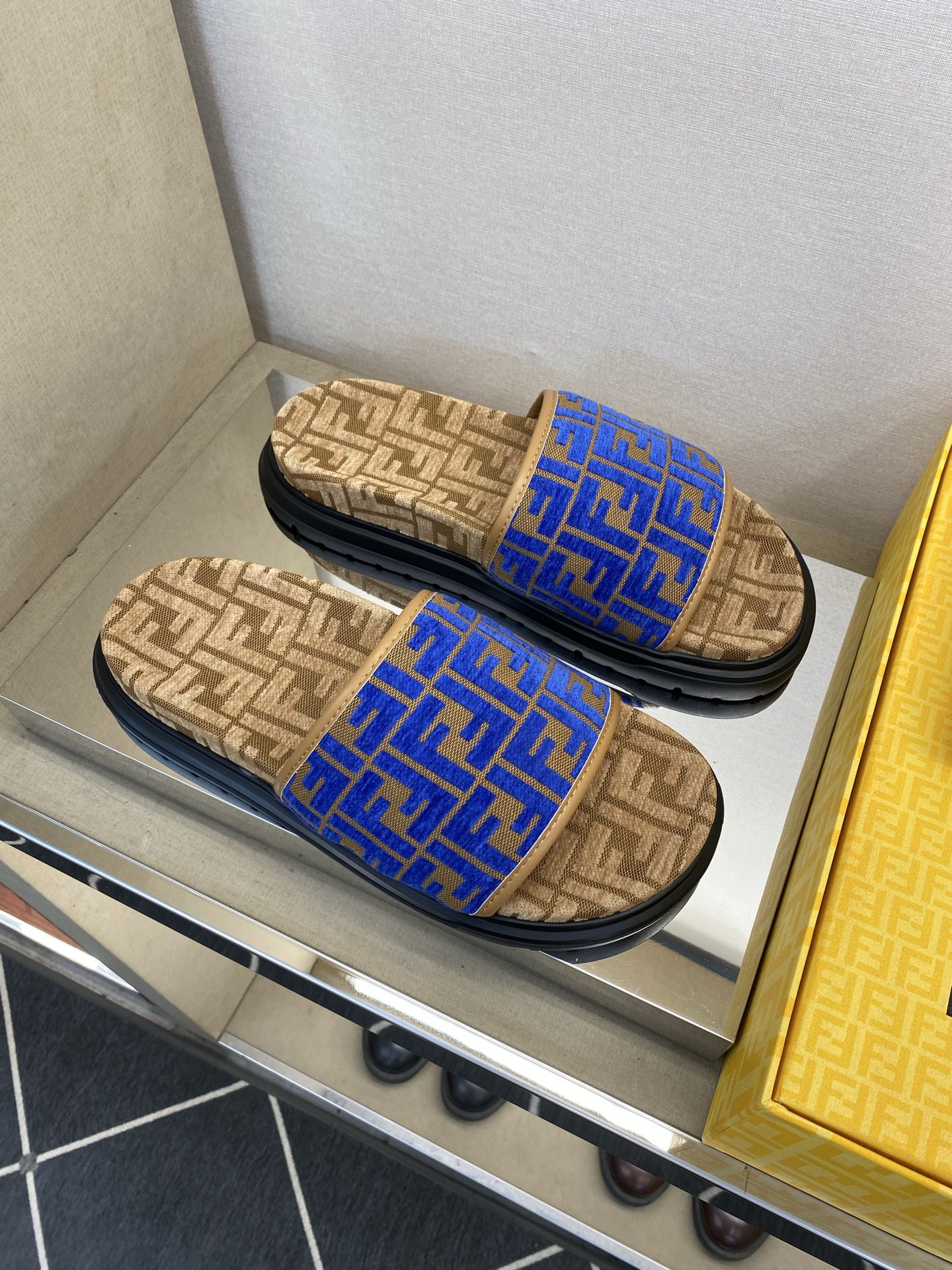 ⚠️【F E N D*】⚠️高品质,顶尖工艺品⚠️男士拖鞋⚠️正码:39-44,38 45 46订制⚠最 ⚠️【F E N D*】⚠️高品质,顶尖工艺品⚠️男士拖鞋⚠️正码:39-44,38 45 46订制⚠最