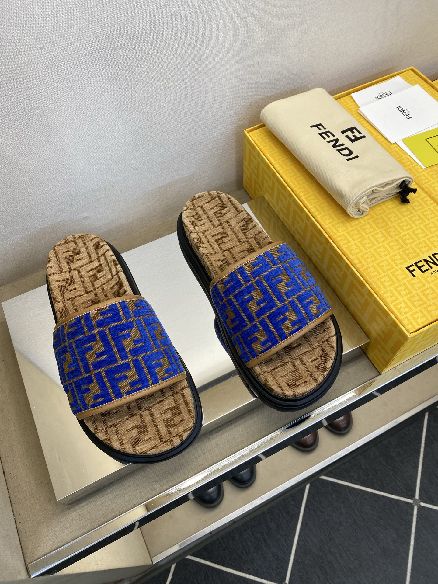⚠️【F E N D＊】⚠️高品质，顶尖工艺品⚠️男士拖鞋⚠️正码：39－44，38 45 46订制⚠最