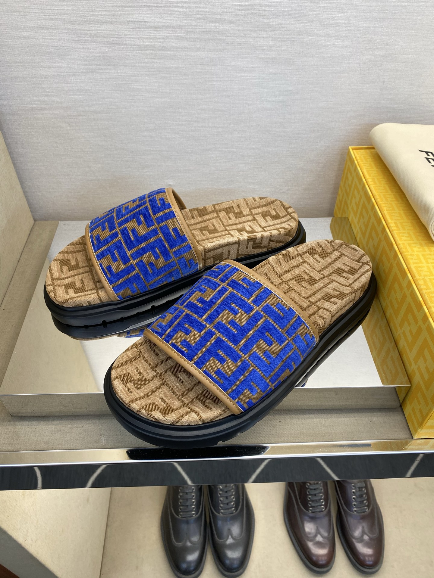 ⚠️【F E N D*】⚠️高品质,顶尖工艺品⚠️男士拖鞋⚠️正码:39-44,38 45 46订制⚠最 ⚠️【F E N D*】⚠️高品质,顶尖工艺品⚠️男士拖鞋⚠️正码:39-44,38 45 46订制⚠最