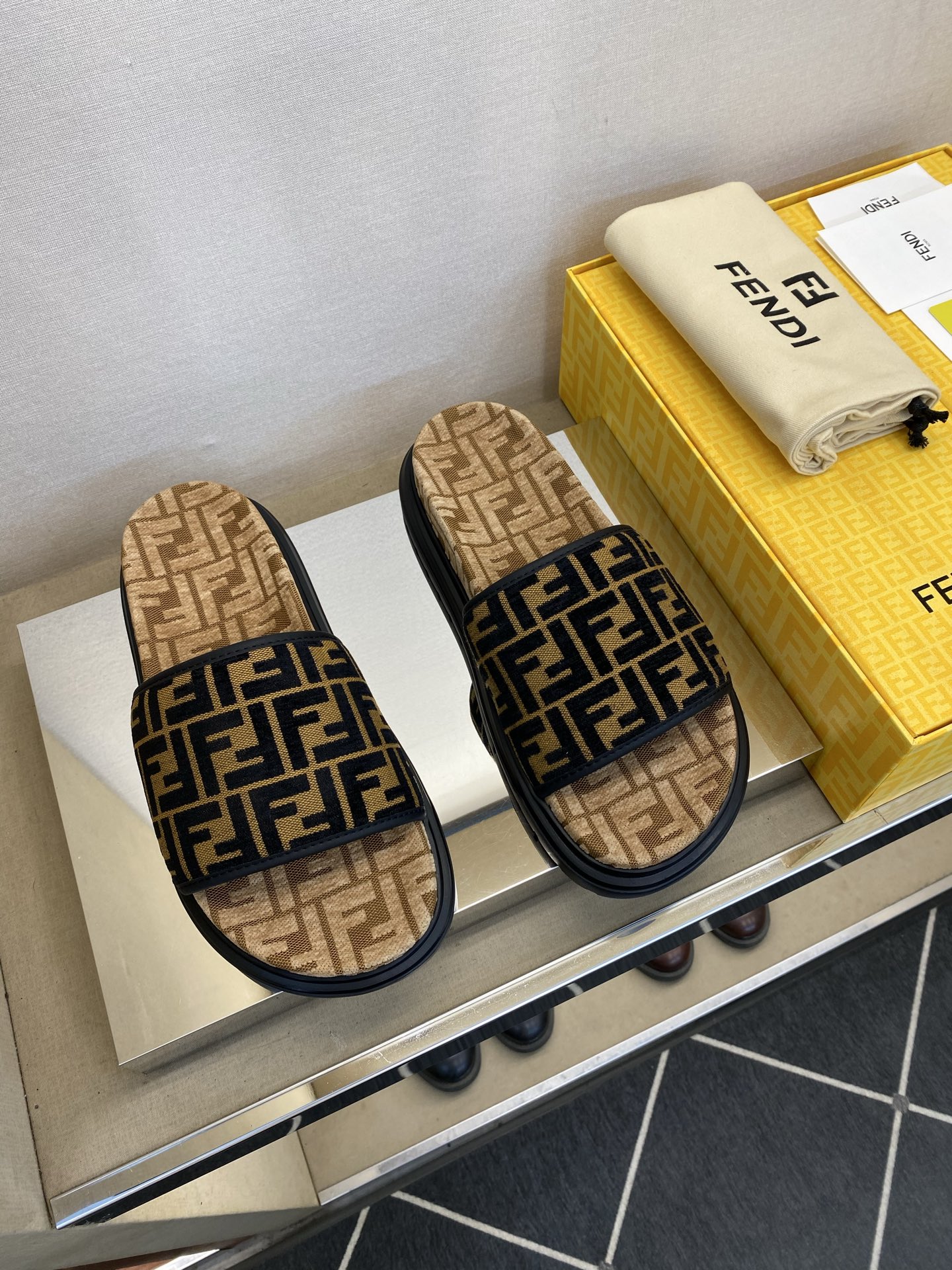 ⚠️【F E N D＊】⚠️高品质，顶尖工艺品⚠️男士拖鞋⚠️正码：39－44，38 45 46订制⚠最
