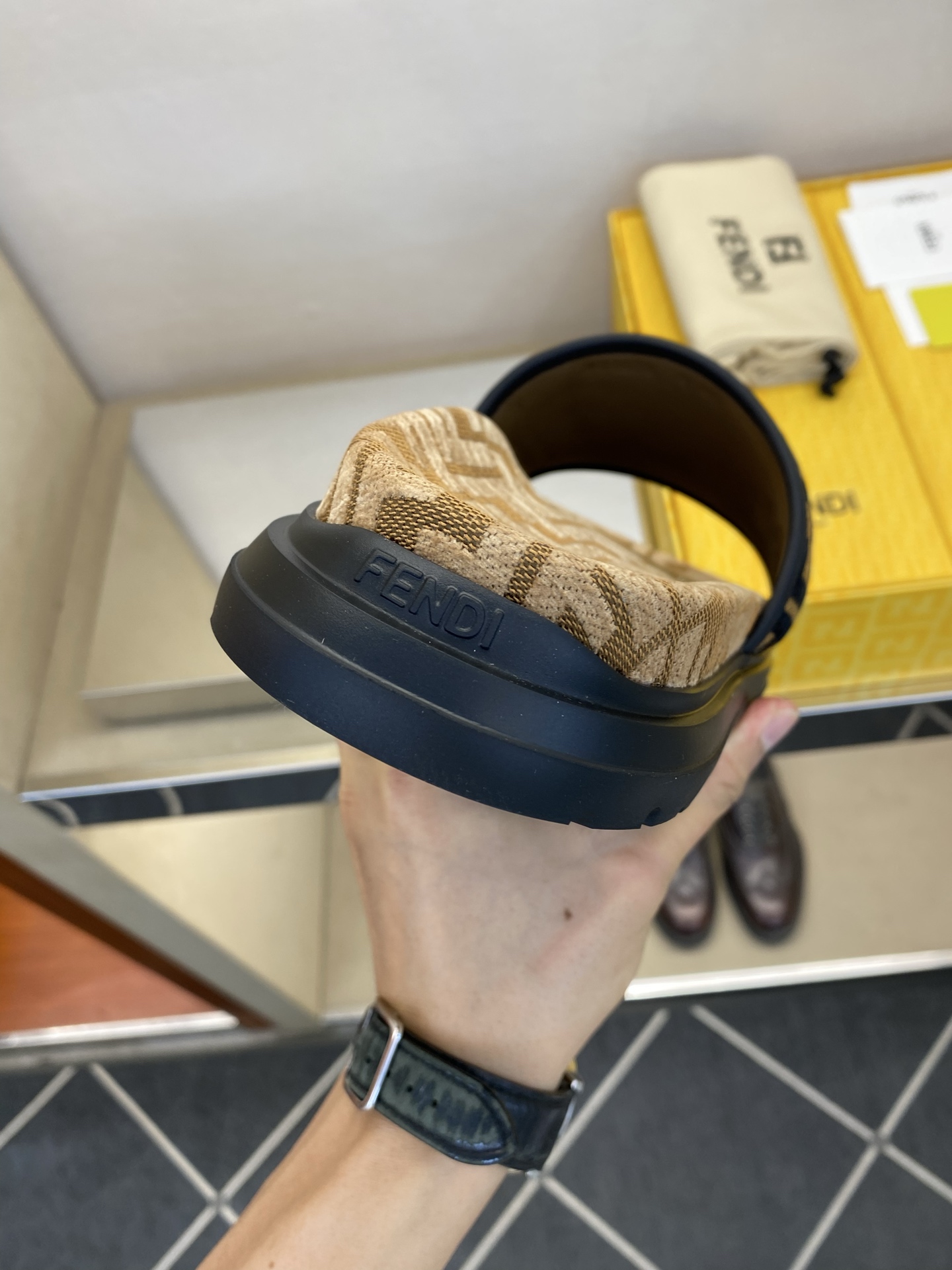 ⚠️【F E N D*】⚠️高品质,顶尖工艺品⚠️男士拖鞋⚠️正码:39-44,38 45 46订制⚠最 ⚠️【F E N D*】⚠️高品质,顶尖工艺品⚠️男士拖鞋⚠️正码:39-44,38 45 46订制⚠最