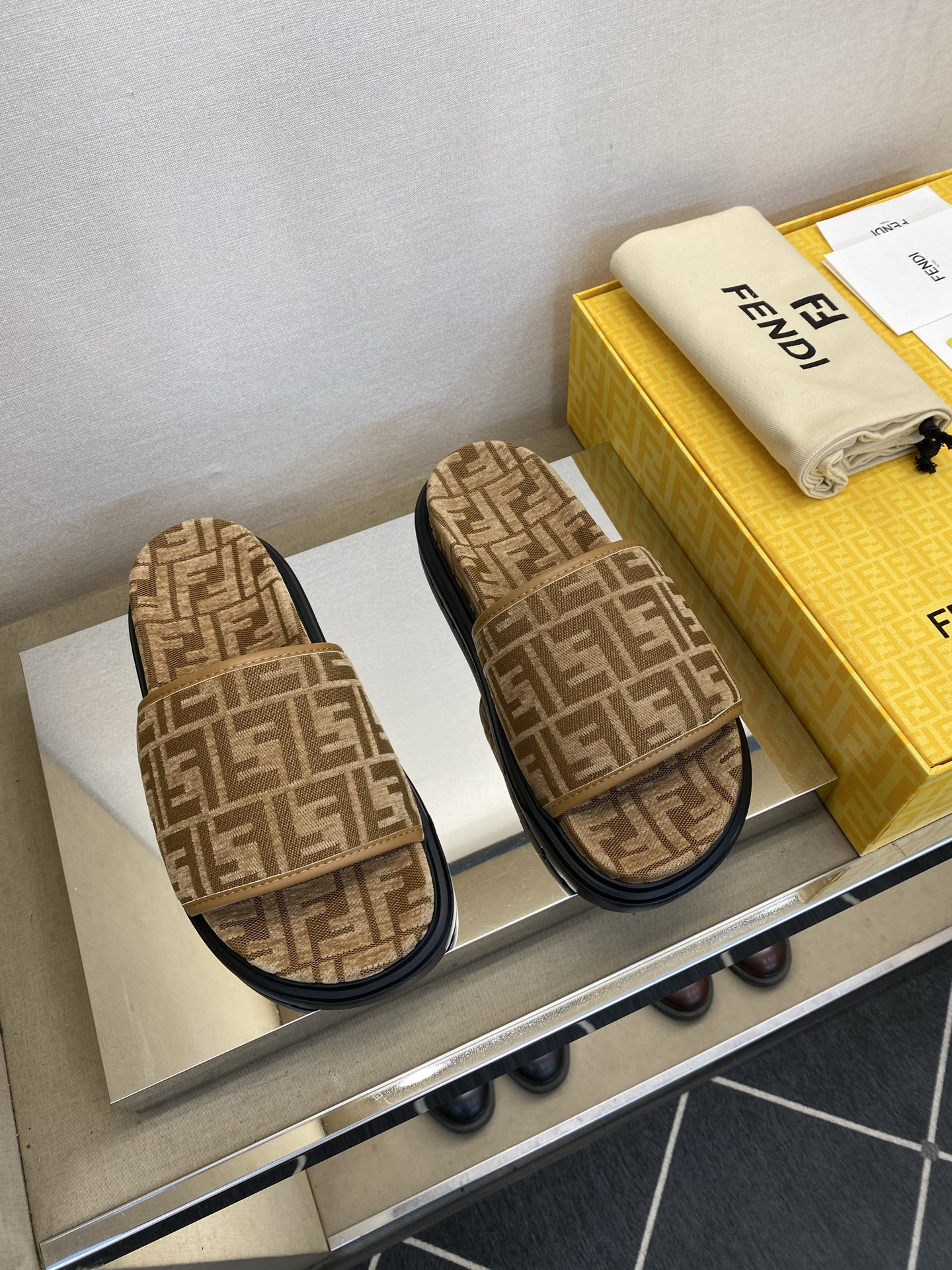 ⚠️【F E N D＊】⚠️高品质，顶尖工艺品⚠️男士拖鞋⚠️正码：39－44，38 45 46订制⚠最