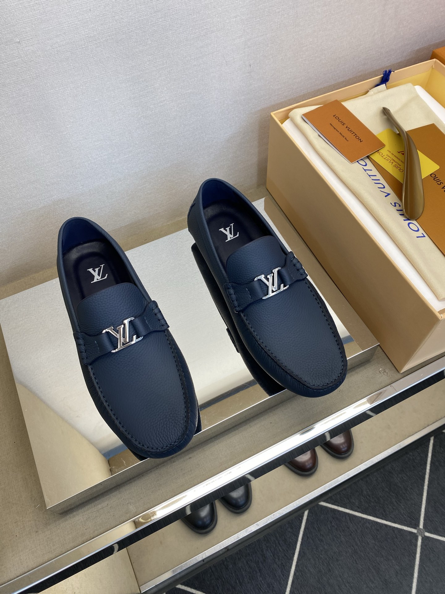 ⚠️【L ＊V】⚠️驾车鞋！(豆豆款）⚠️高品质男士套脚款⚠️正码：39一44(5一10）⚠️原版粒面感