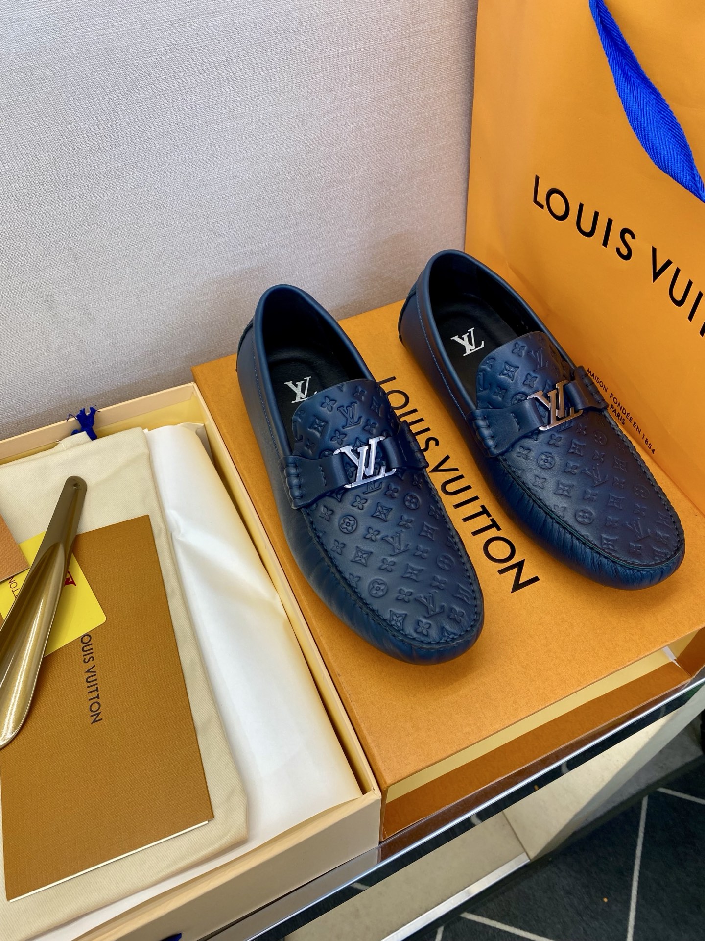 ⚠️【L ＊V】⚠️驾车鞋！(豆豆款）⚠️高品质男士套脚款⚠️正码：39一44(5一10）⚠️原版粒面感