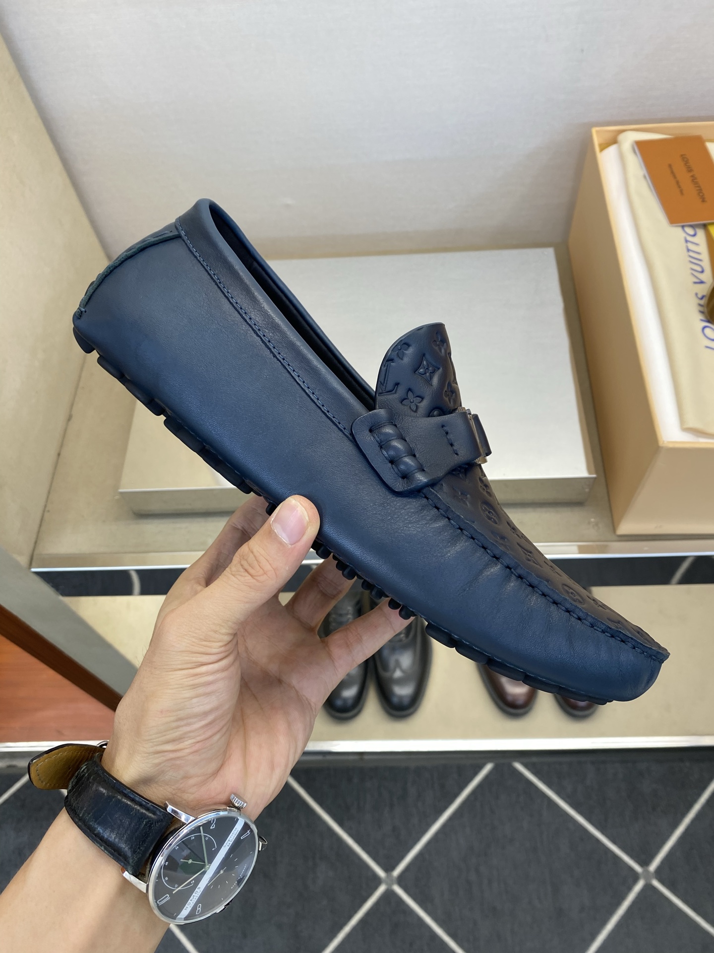 ⚠️【L ＊V】⚠️驾车鞋！(豆豆款）⚠️高品质男士套脚款⚠️正码：39一44(5一10）⚠️原版粒面感
