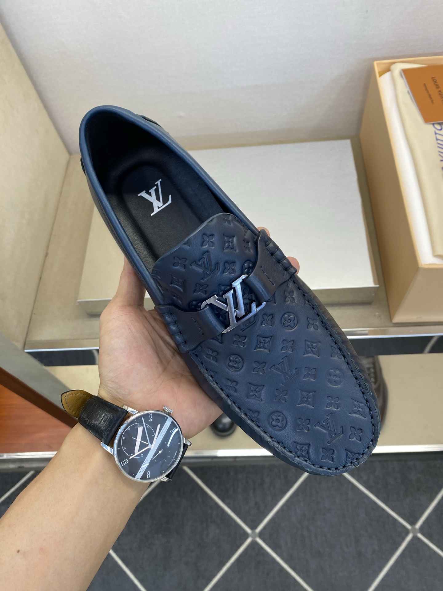 ⚠️【L ＊V】⚠️驾车鞋！(豆豆款）⚠️高品质男士套脚款⚠️正码：39一44(5一10）⚠️原版粒面感