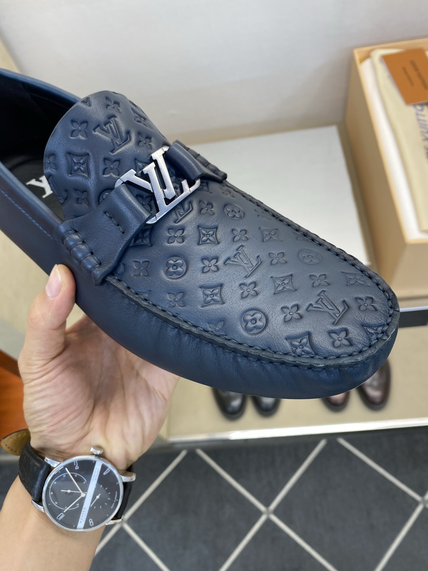 ⚠️【L ＊V】⚠️驾车鞋！(豆豆款）⚠️高品质男士套脚款⚠️正码：39一44(5一10）⚠️原版粒面感