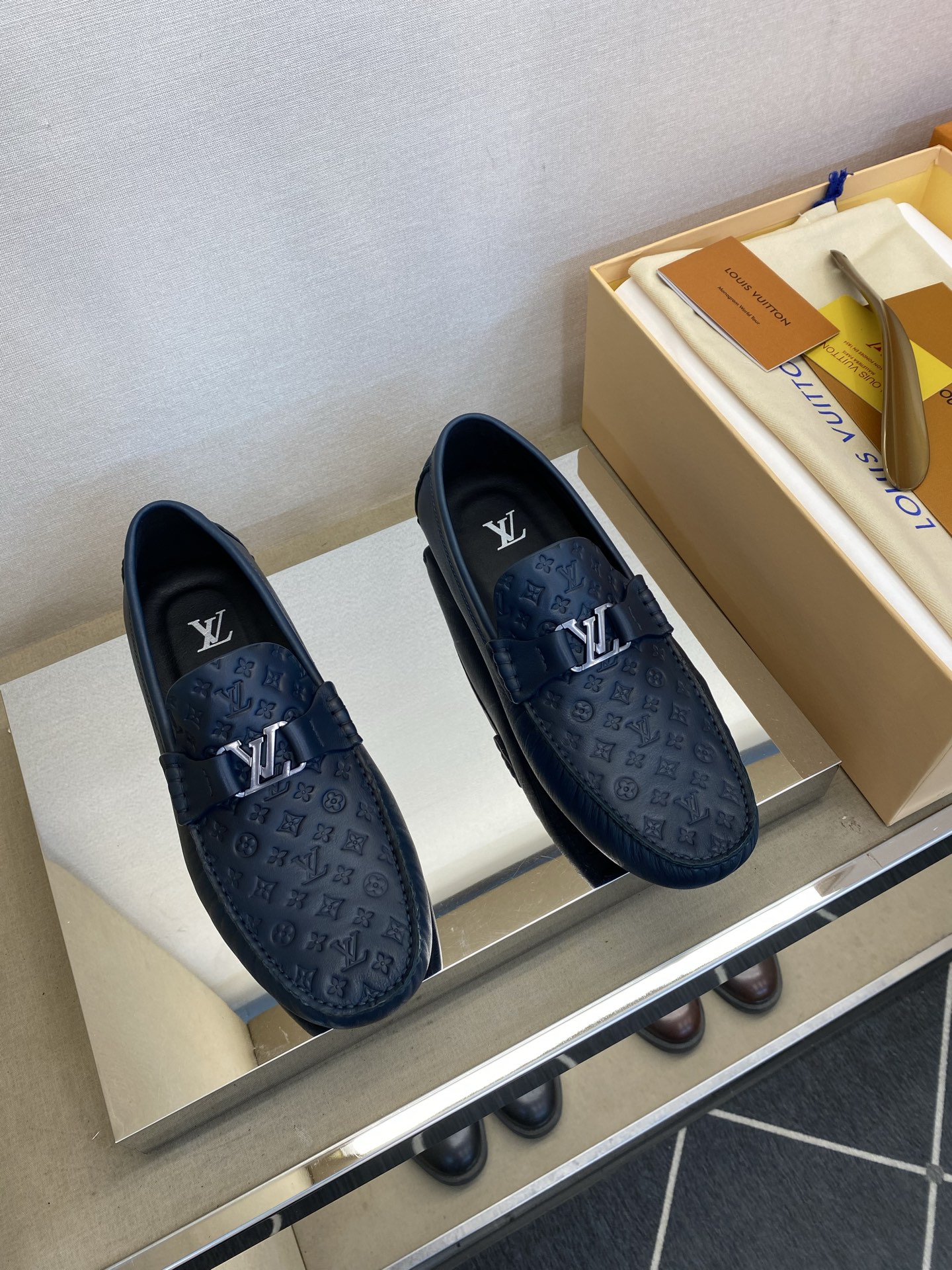 ⚠️【L ＊V】⚠️驾车鞋！(豆豆款）⚠️高品质男士套脚款⚠️正码：39一44(5一10）⚠️原版粒面感