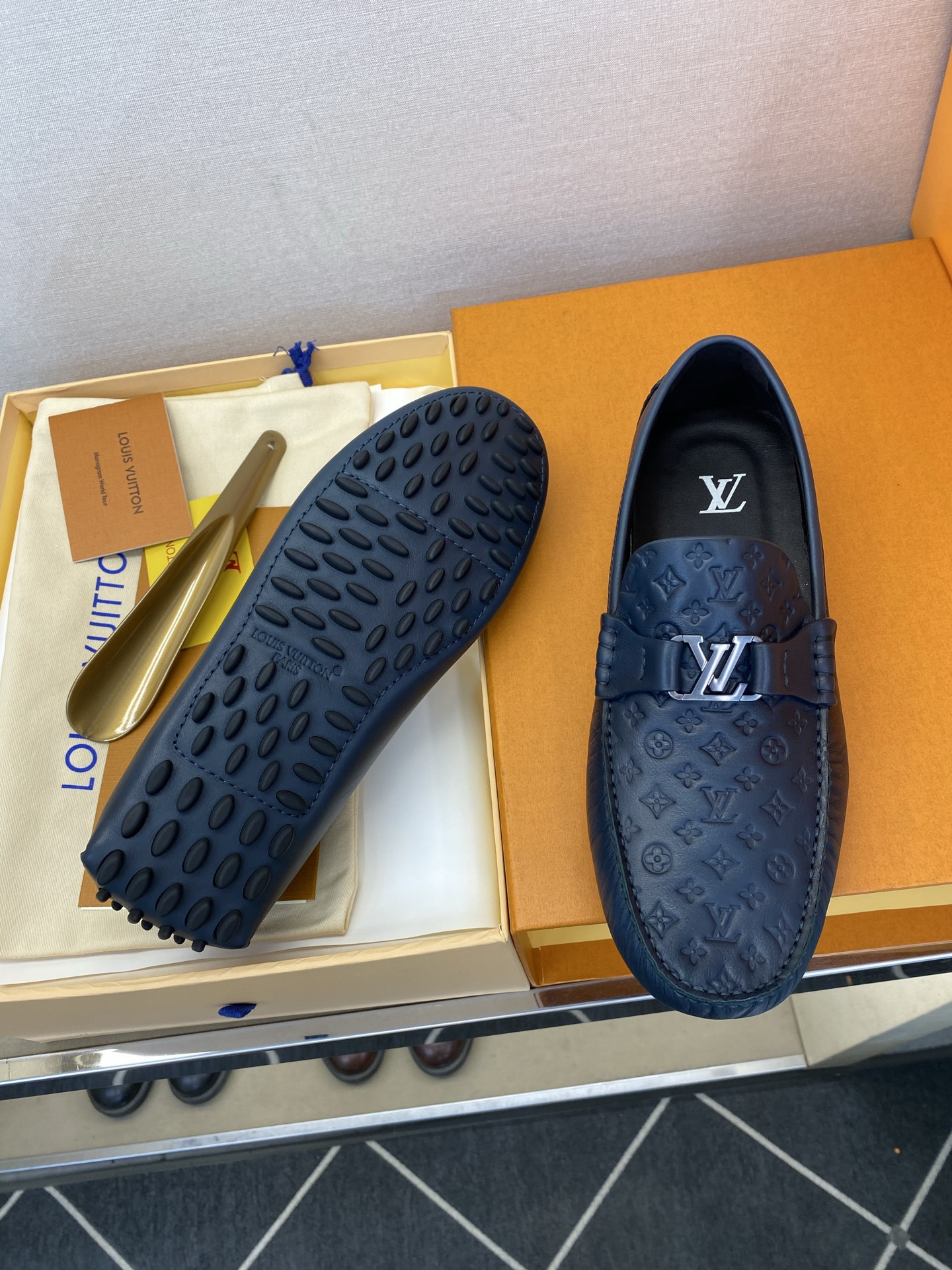 ⚠️【L ＊V】⚠️驾车鞋！(豆豆款）⚠️高品质男士套脚款⚠️正码：39一44(5一10）⚠️原版粒面感