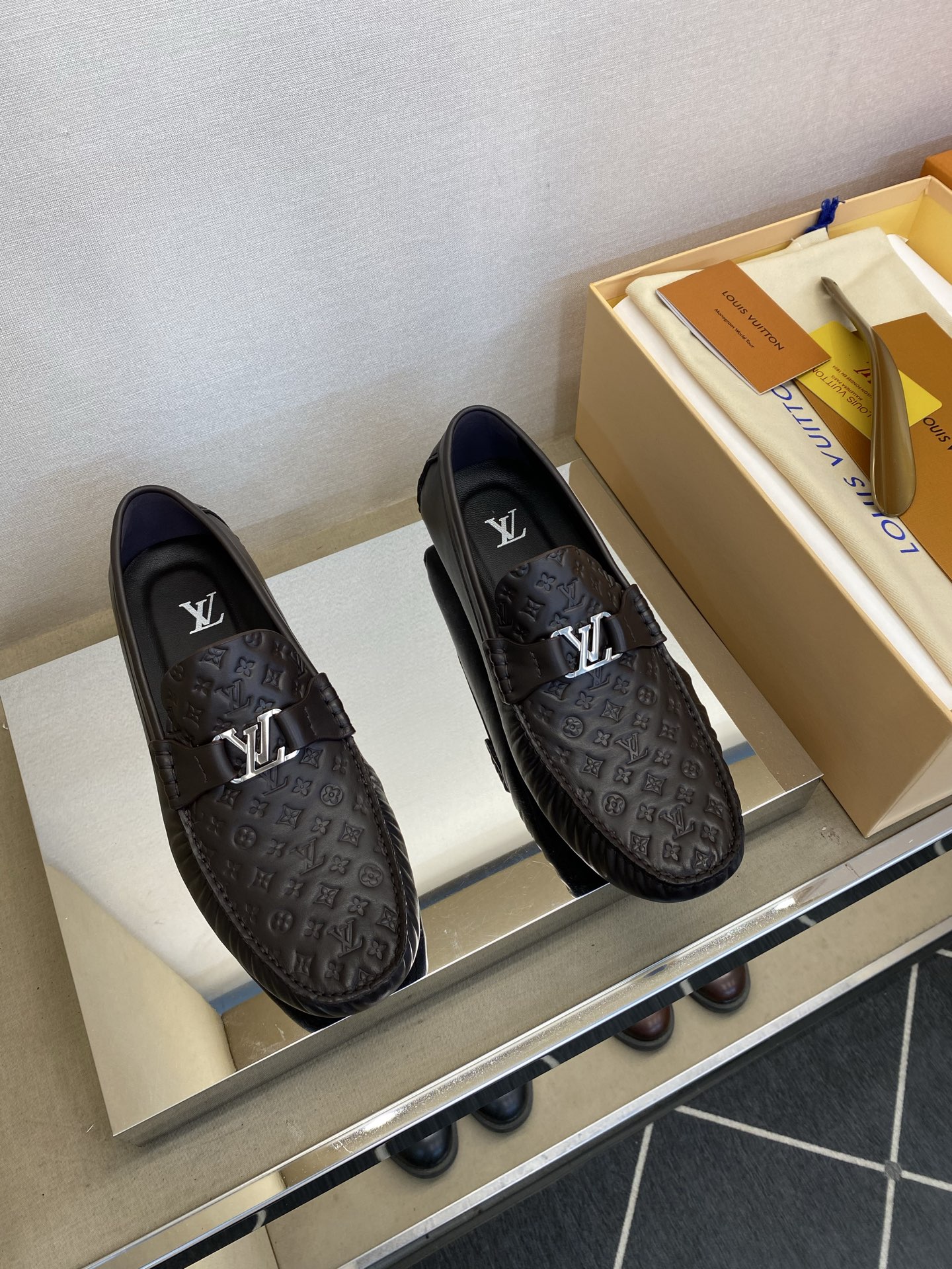 ⚠️【L ＊V】⚠️驾车鞋！(豆豆款）⚠️高品质男士套脚款⚠️正码：39一44(5一10）⚠️原版粒面感