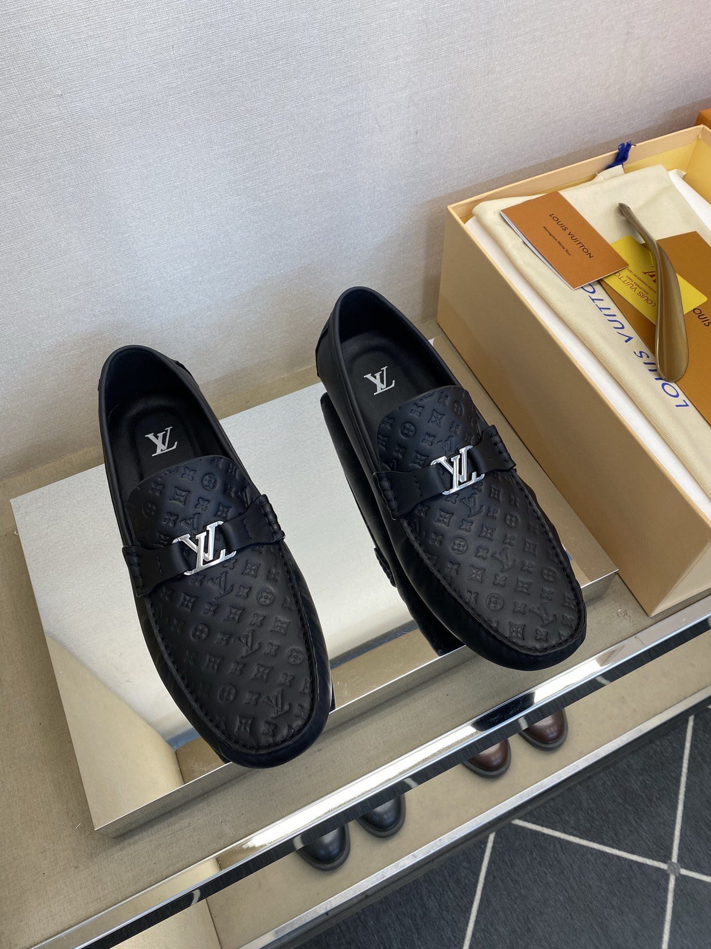 ⚠️【L ＊V】⚠️驾车鞋！(豆豆款）⚠️高品质男士套脚款⚠️正码：39一44(5一10）⚠️原版粒面感