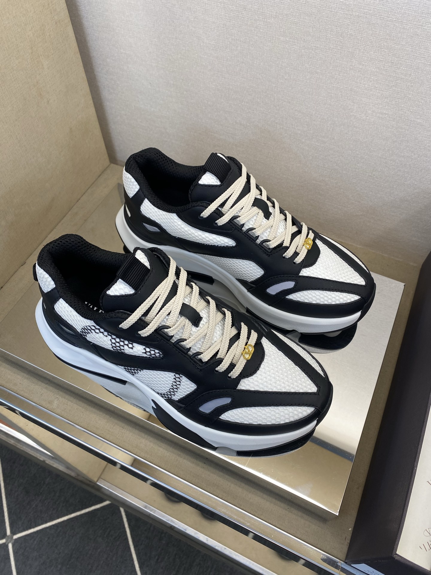 ⚠️VALENTl️⚠️⚠️华伦天奴运动款⚠️正码：39－44⚠️最新时尚休闲运动款，经典大气设计！华伦