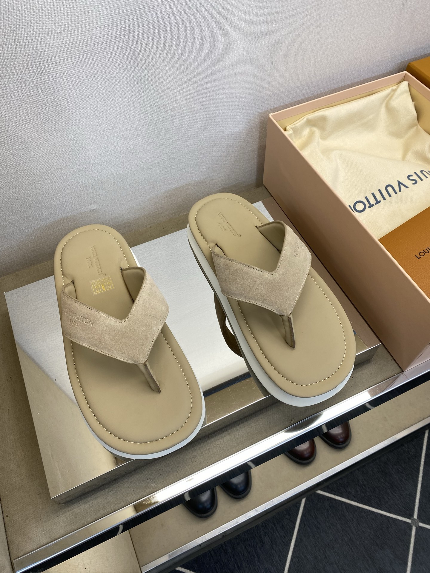 NO:889163,[LV] Donkey brand Louis Vuitton high quality, top craftsmanship, men's slippers, regular size 39-45, 46, 47, custom-made, the latest classic L embossed slippers!  goods!  A must-have for refreshing summer, with top-notch craftsmanship [strong]!  The original cow embossed surface has a super three-dimensional effect (super strong texture and feel)!  The lining and midsole are both wrapped in calfskin, making your feet comfortable and soft!  Super texture!  Rubber foam anti-slip outsole!  !  The highest version!  ,,louis vuitton,louis vuitton,louis vuitton,slippers,cowhide19860909【LV】驴牌 路易威登 高品质,顶尖工艺品 男士拖鞋 正码39-45,46,47,订做 最新经典L压花拖！货！清爽夏季必备搭配,顶级手工艺[强]！面原版胎牛猄压花立体感超强(超强质感、手感)！内里、中底均为小牛皮包裹,脚感舒适柔软！质感超强！橡胶发泡防滑大底！！最高版本！,,louis vuitton,louis vuitton,louis vuitton,slippers,cowhide,Men's shoes