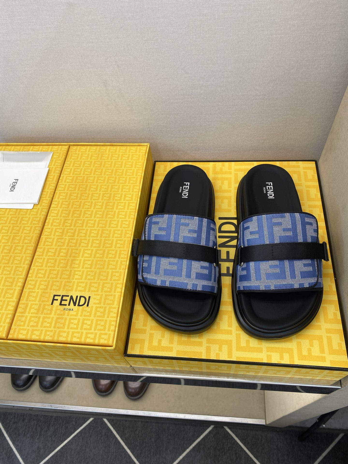 ⚠️F E N D⚠️高品质，顶尖工艺品⚠️男士拖鞋⚠️正码：39－44，38 45 46订制⚠最新夏季