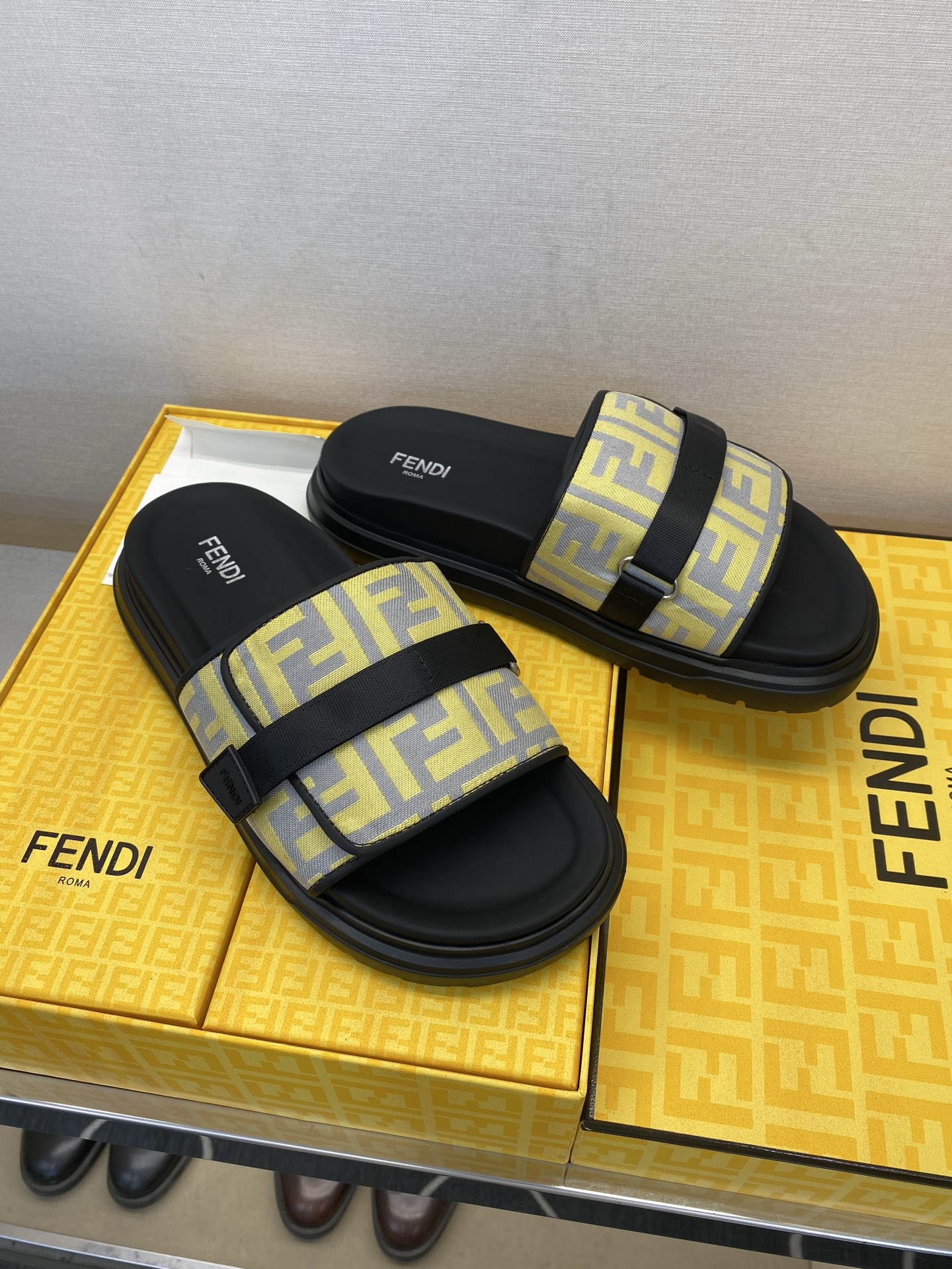 ⚠️F E N D⚠️高品质，顶尖工艺品⚠️男士拖鞋⚠️正码：39－44，38 45 46订制⚠最新夏季