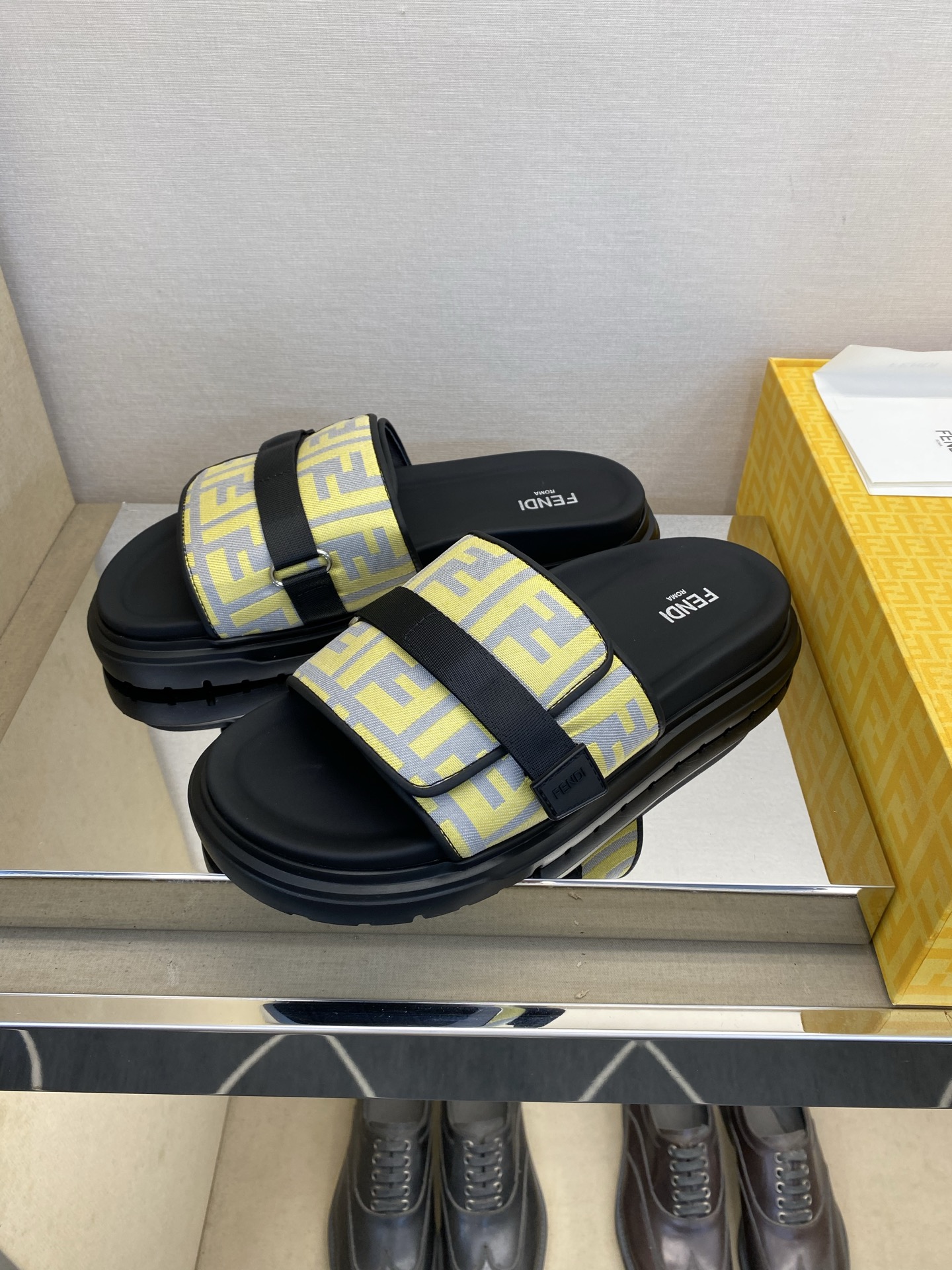 ⚠️F E N D⚠️高品质，顶尖工艺品⚠️男士拖鞋⚠️正码：39－44，38 45 46订制⚠最新夏季