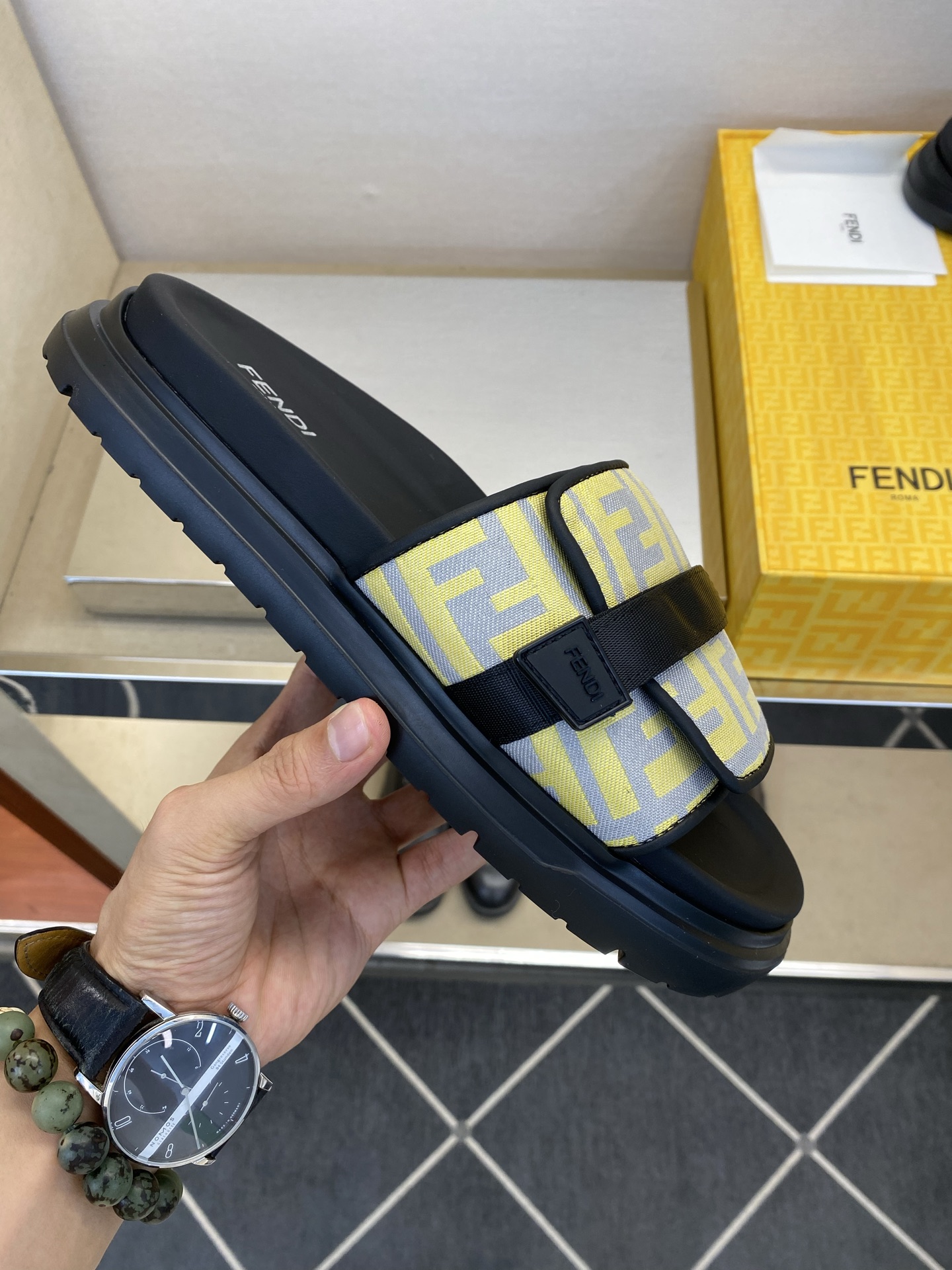 ⚠️F E N D⚠️高品质，顶尖工艺品⚠️男士拖鞋⚠️正码：39－44，38 45 46订制⚠最新夏季