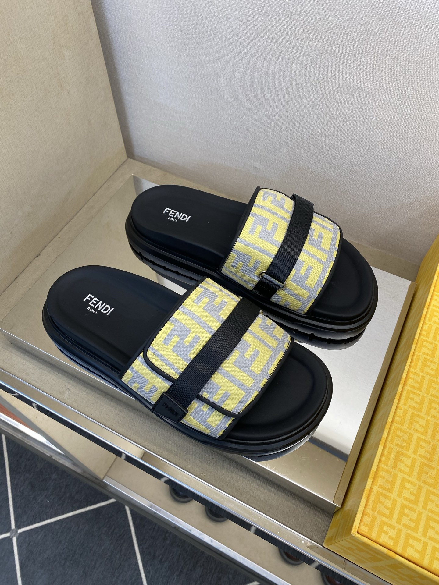 ⚠️F E N D⚠️高品质，顶尖工艺品⚠️男士拖鞋⚠️正码：39－44，38 45 46订制⚠最新夏季