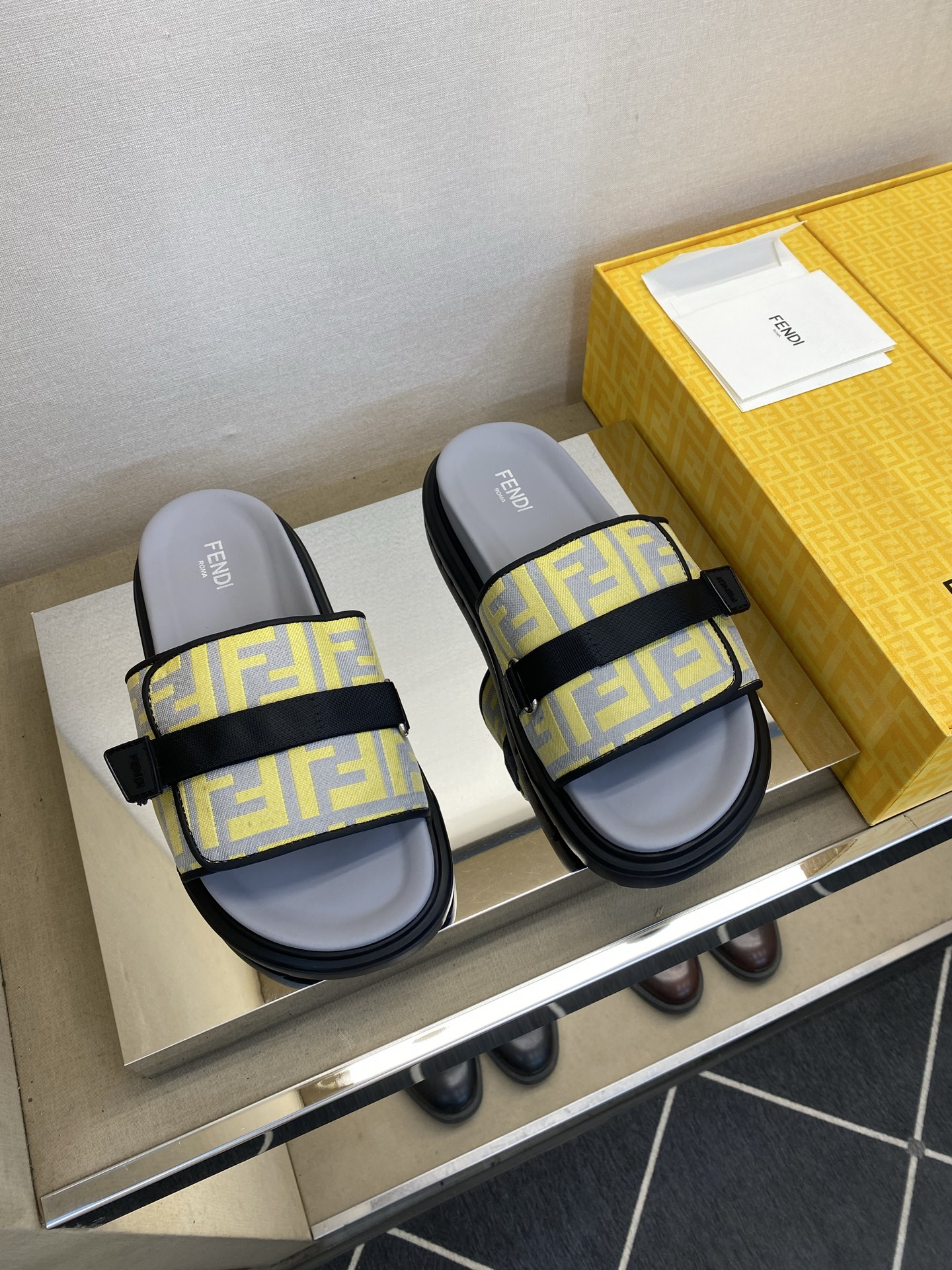 ⚠️F E N D⚠️高品质，顶尖工艺品⚠️男士拖鞋⚠️正码：39－44，38 45 46订制⚠最新夏季