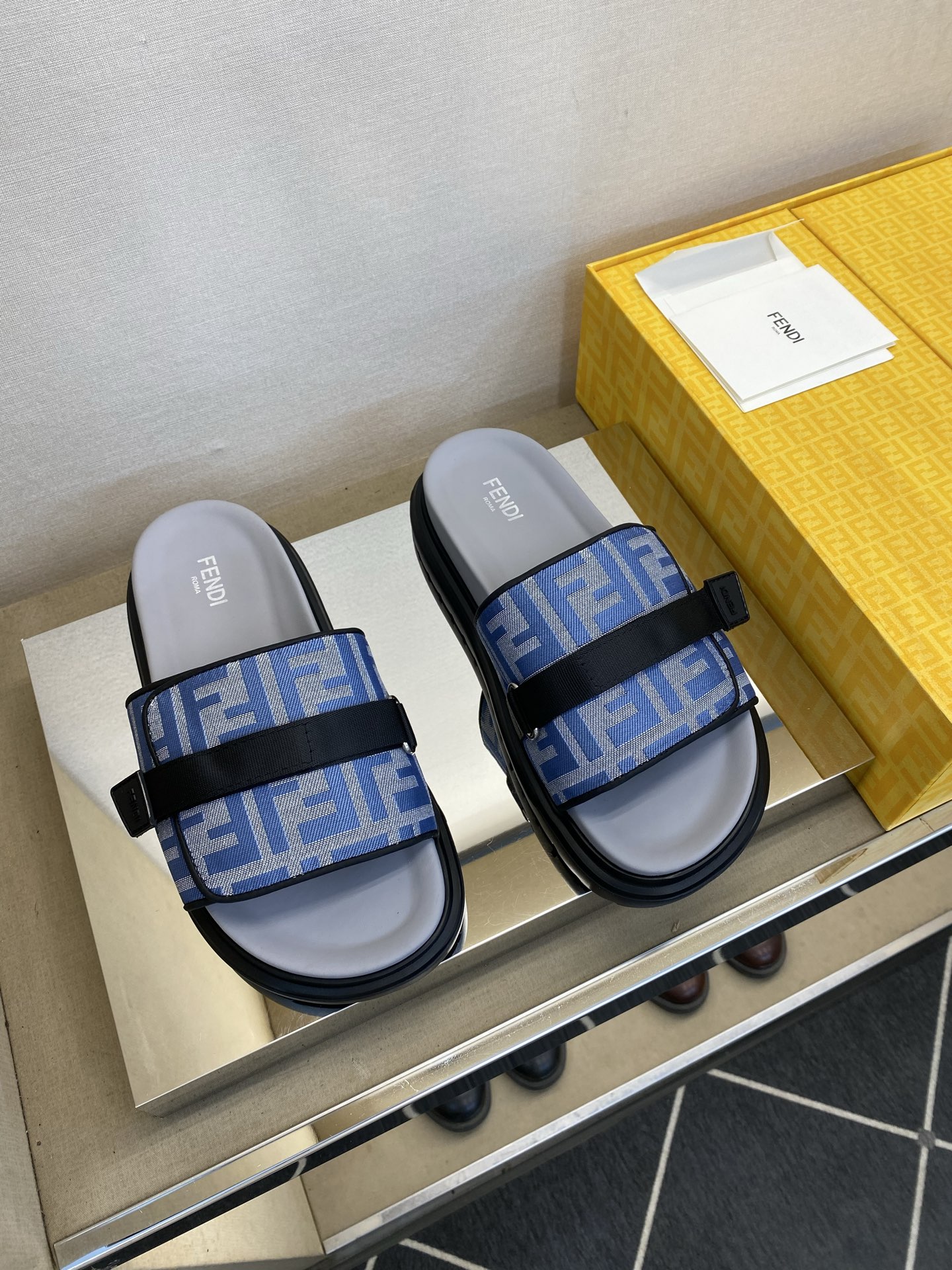 ⚠️F E N D⚠️高品质，顶尖工艺品⚠️男士拖鞋⚠️正码：39－44，38 45 46订制⚠最新夏季