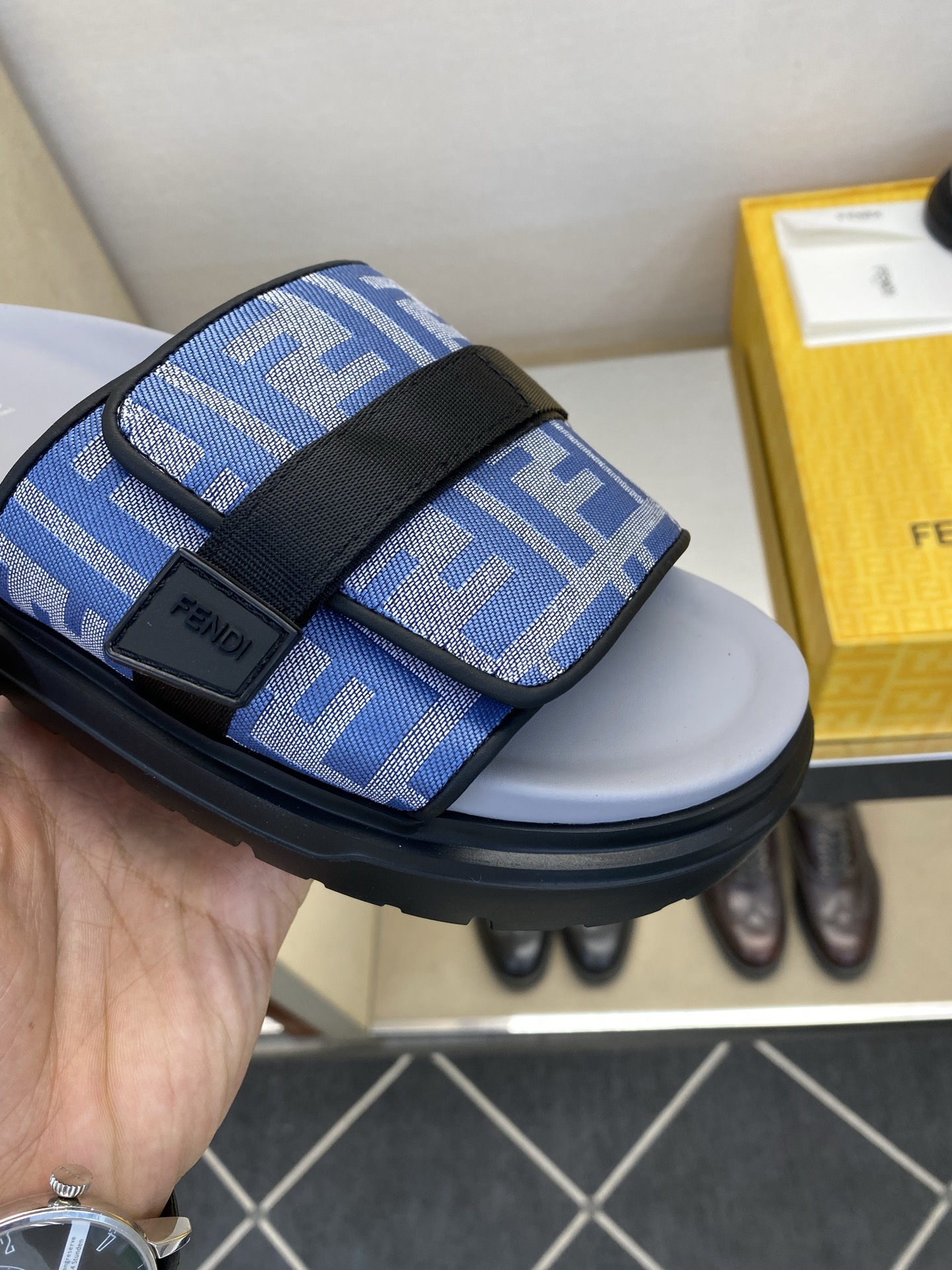 ⚠️F E N D⚠️高品质，顶尖工艺品⚠️男士拖鞋⚠️正码：39－44，38 45 46订制⚠最新夏季