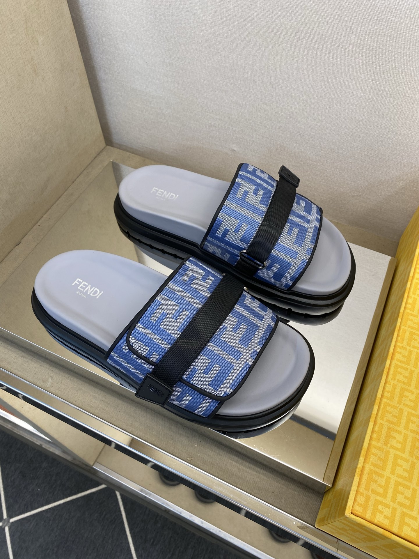 ⚠️F E N D⚠️高品质，顶尖工艺品⚠️男士拖鞋⚠️正码：39－44，38 45 46订制⚠最新夏季