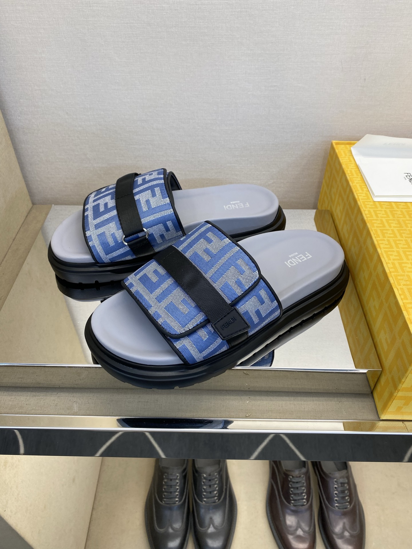 ⚠️F E N D⚠️高品质，顶尖工艺品⚠️男士拖鞋⚠️正码：39－44，38 45 46订制⚠最新夏季
