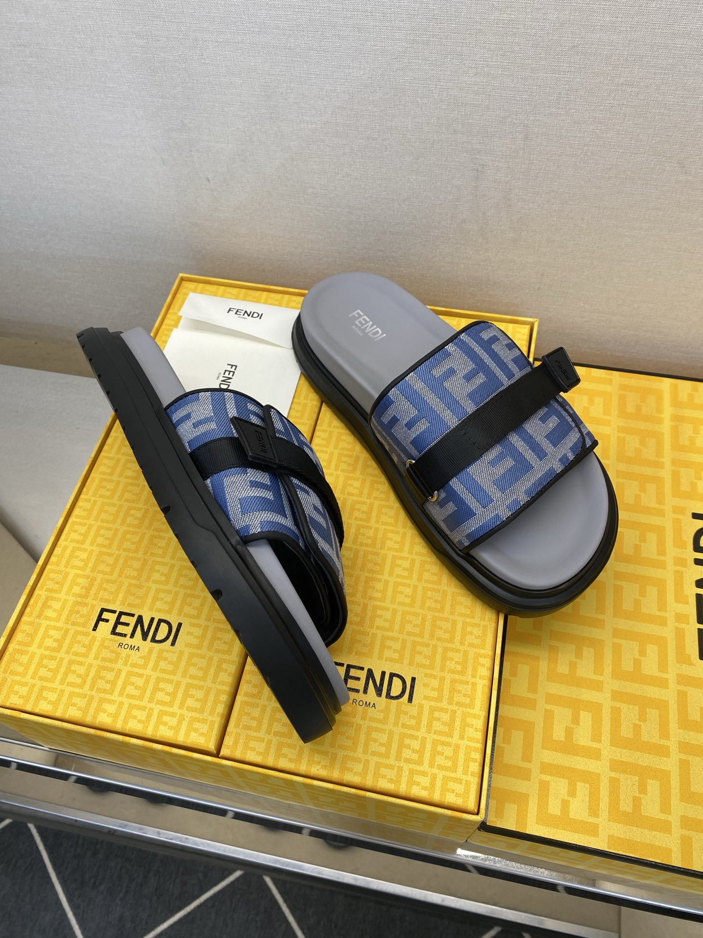 ⚠️F E N D⚠️高品质，顶尖工艺品⚠️男士拖鞋⚠️正码：39－44，38 45 46订制⚠最新夏季