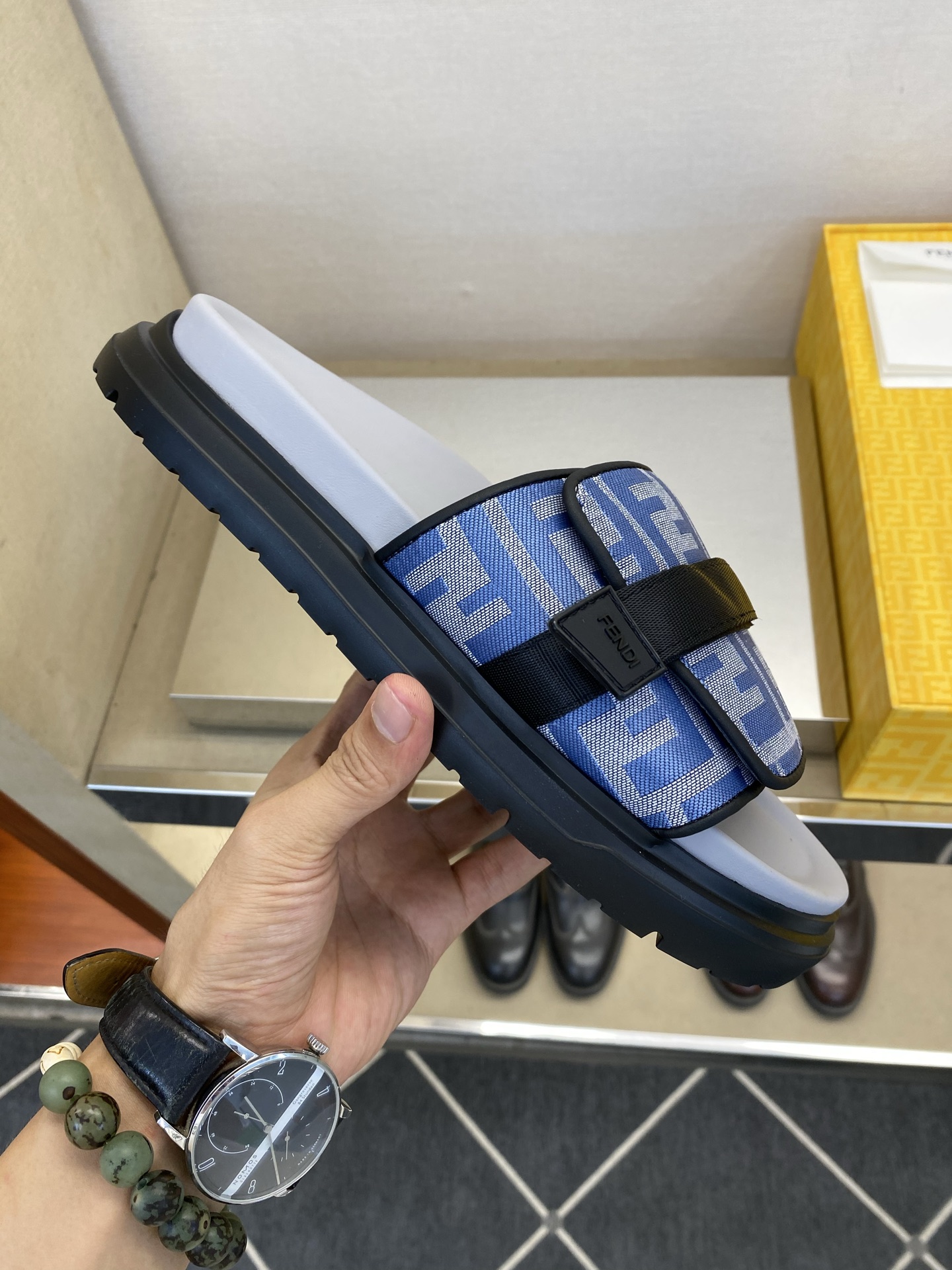 ⚠️F E N D⚠️高品质，顶尖工艺品⚠️男士拖鞋⚠️正码：39－44，38 45 46订制⚠最新夏季