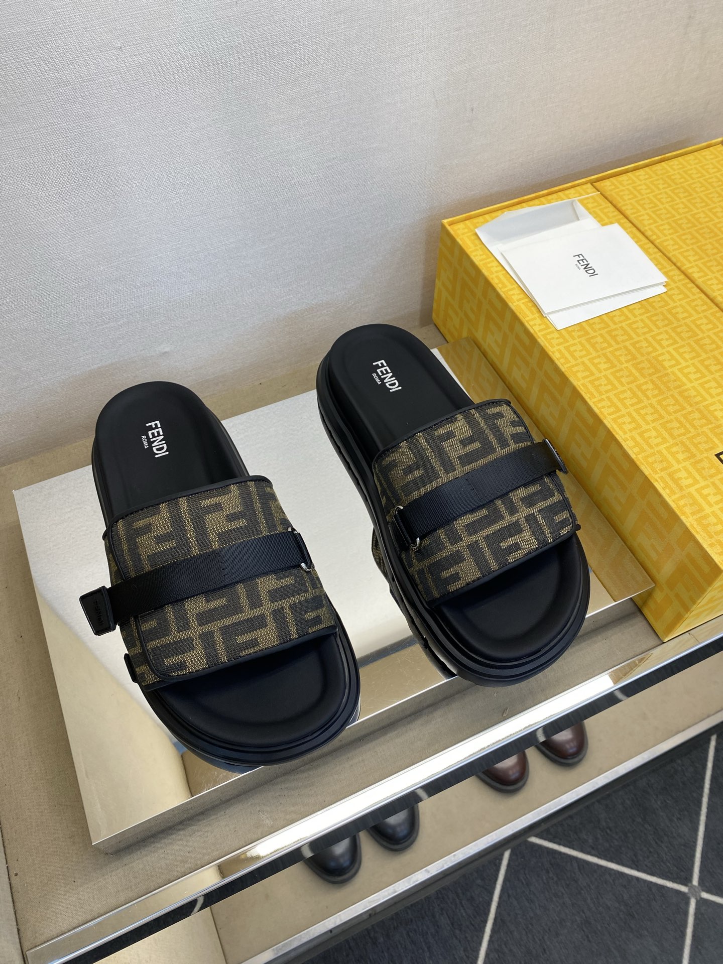 ⚠️F E N D⚠️高品质，顶尖工艺品⚠️男士拖鞋⚠️正码：39－44，38 45 46订制⚠最新夏季